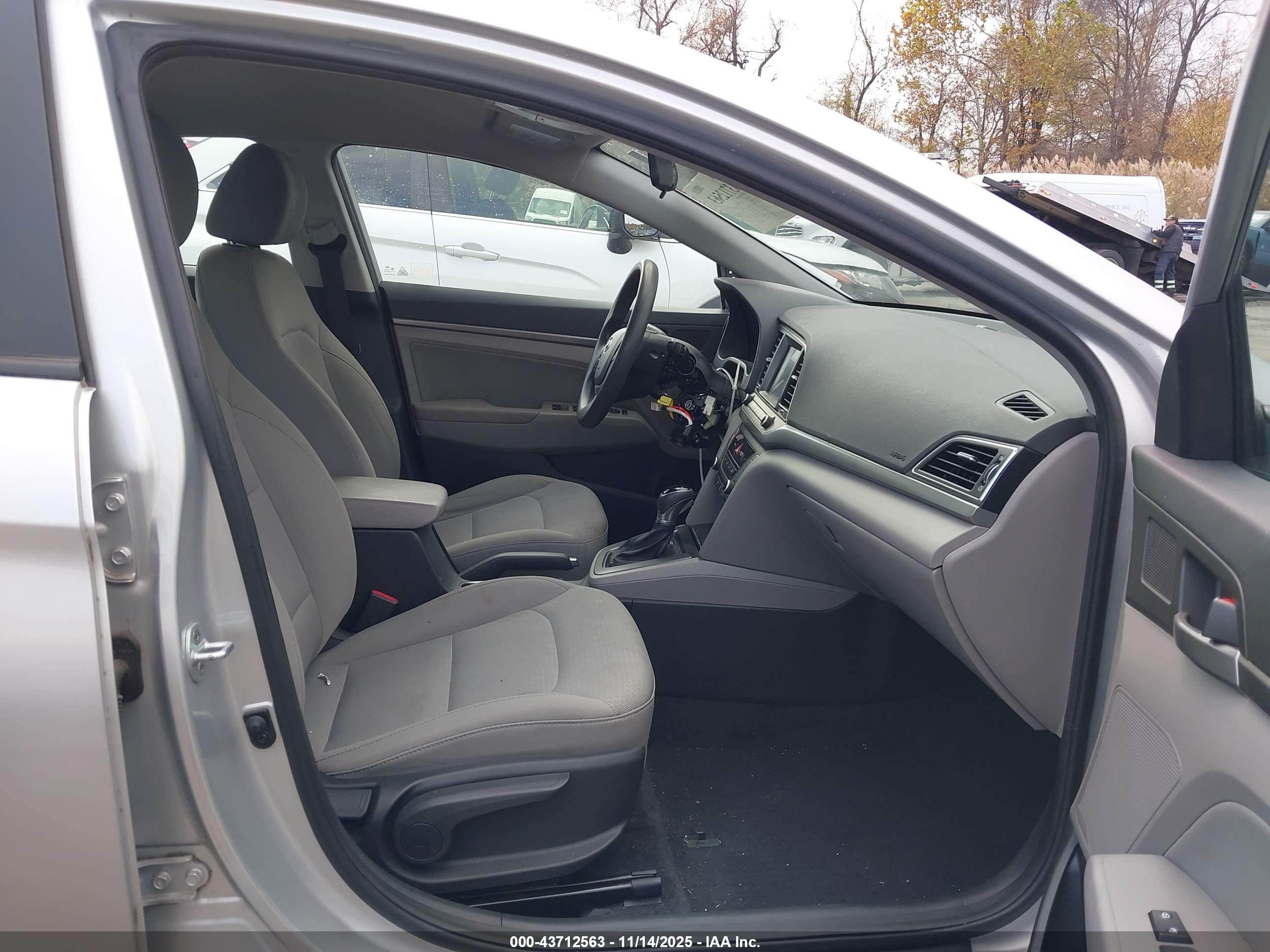 HYUNDAI ELANTRA image 5