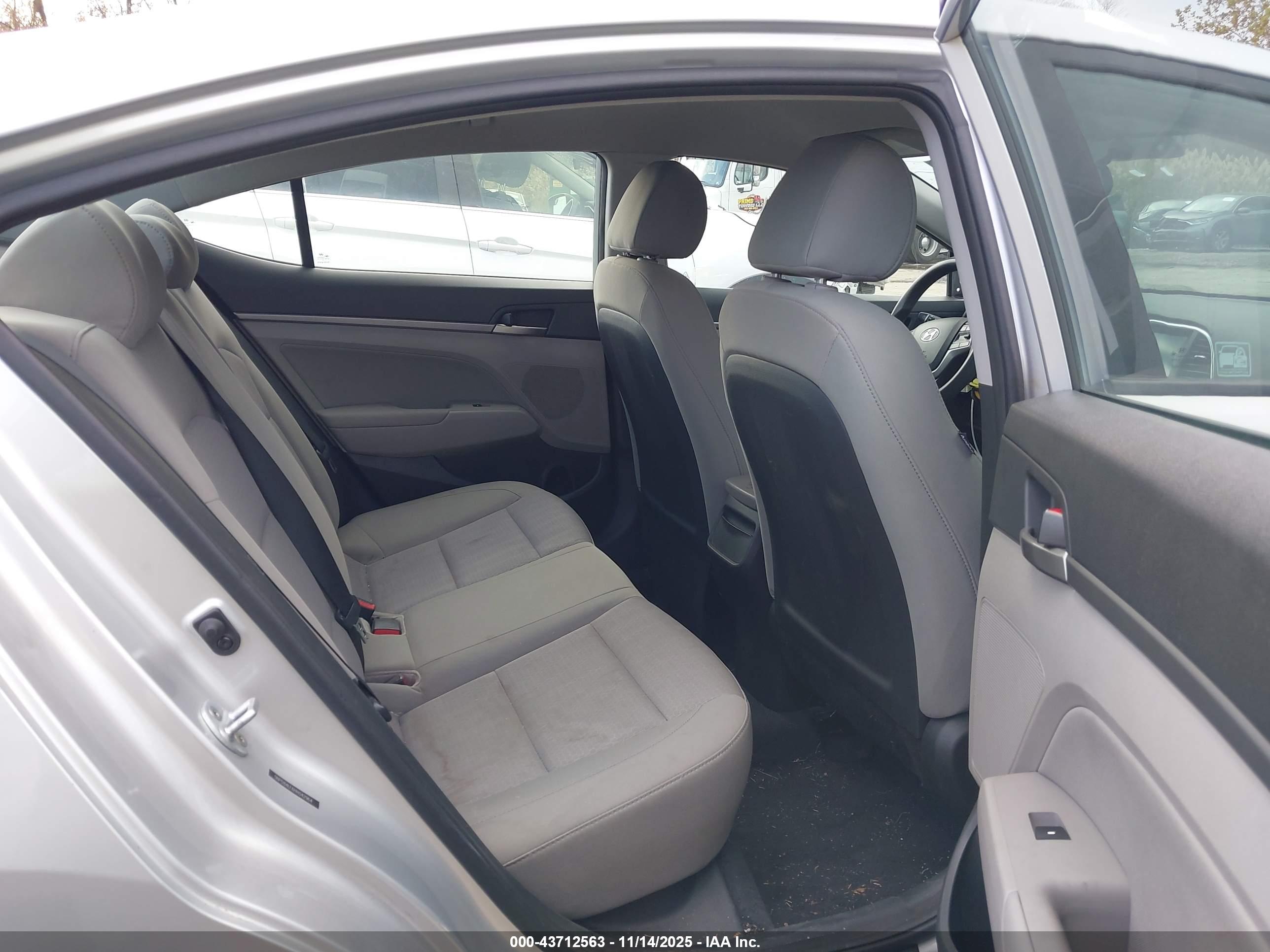 HYUNDAI ELANTRA image 8