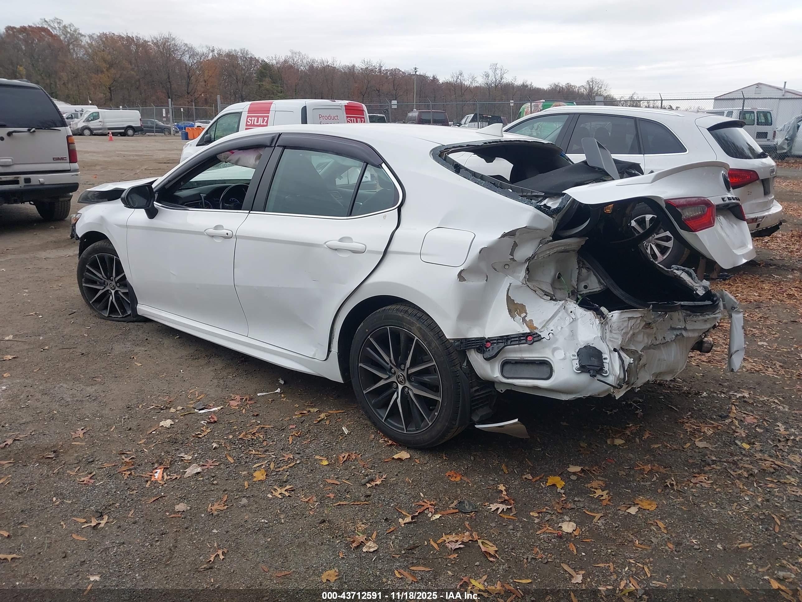 TOYOTA CAMRY image 3