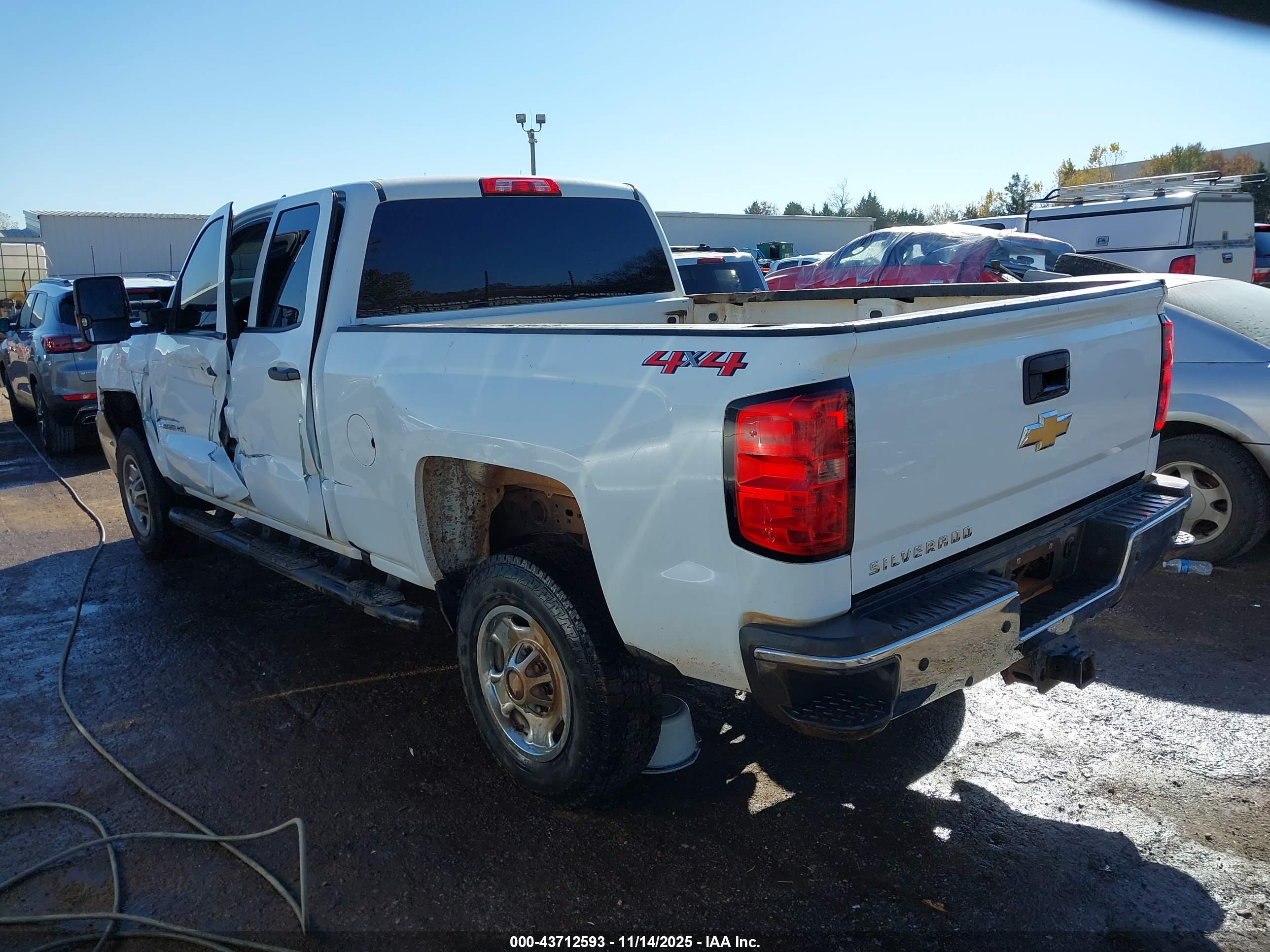 CHEVROLET SILVERADO image 3