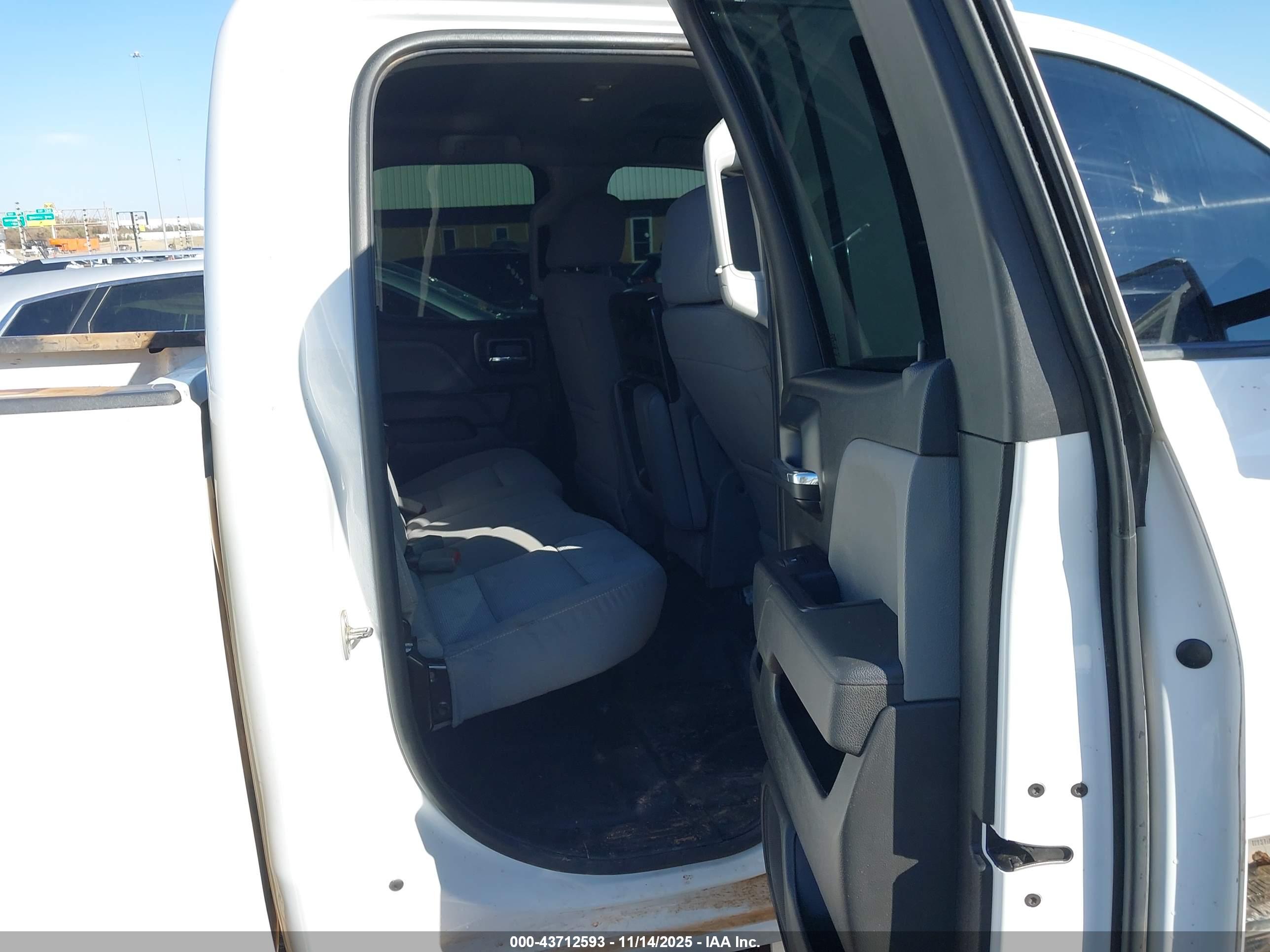 CHEVROLET SILVERADO image 8