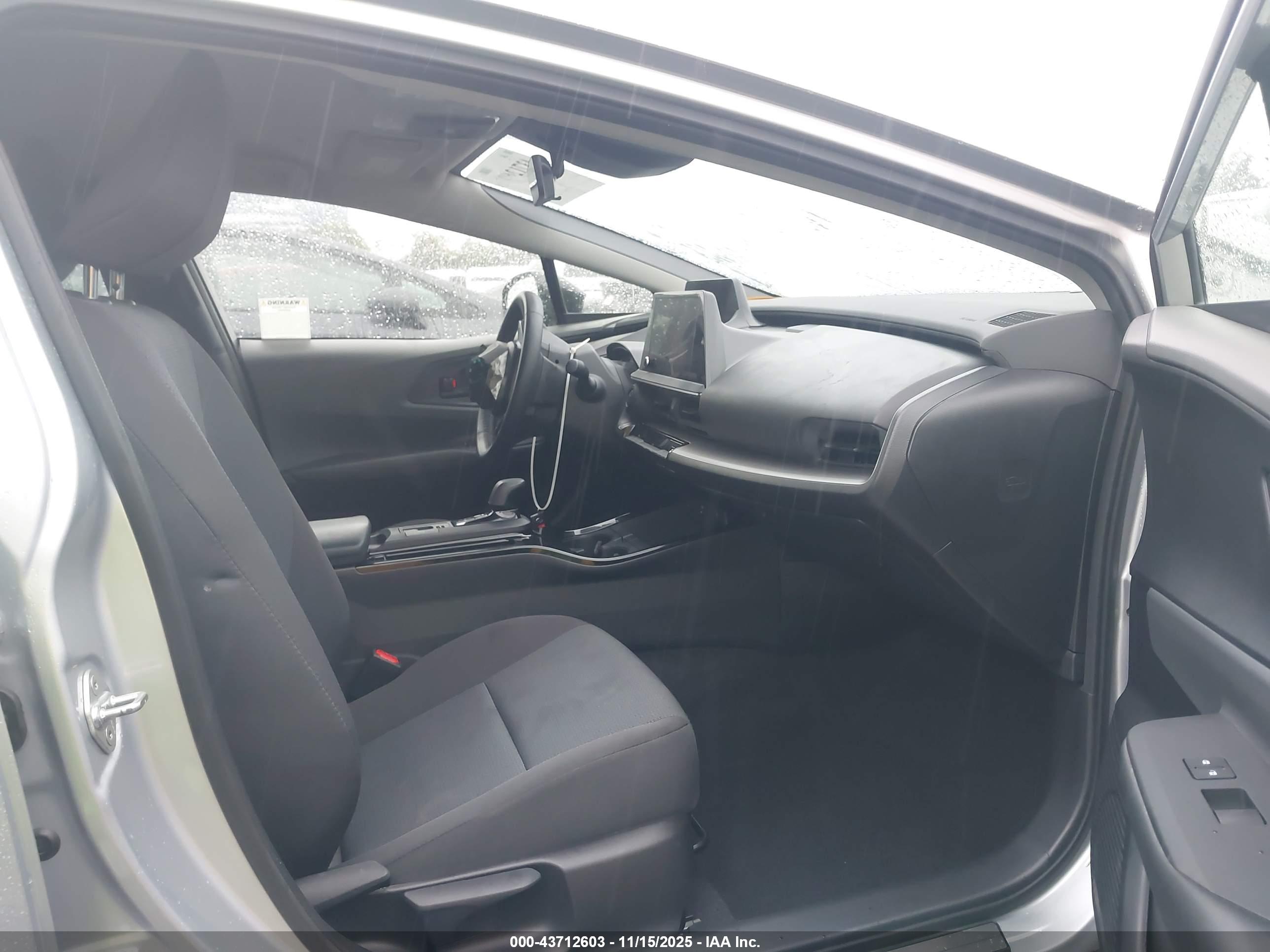 TOYOTA PRIUS image 5