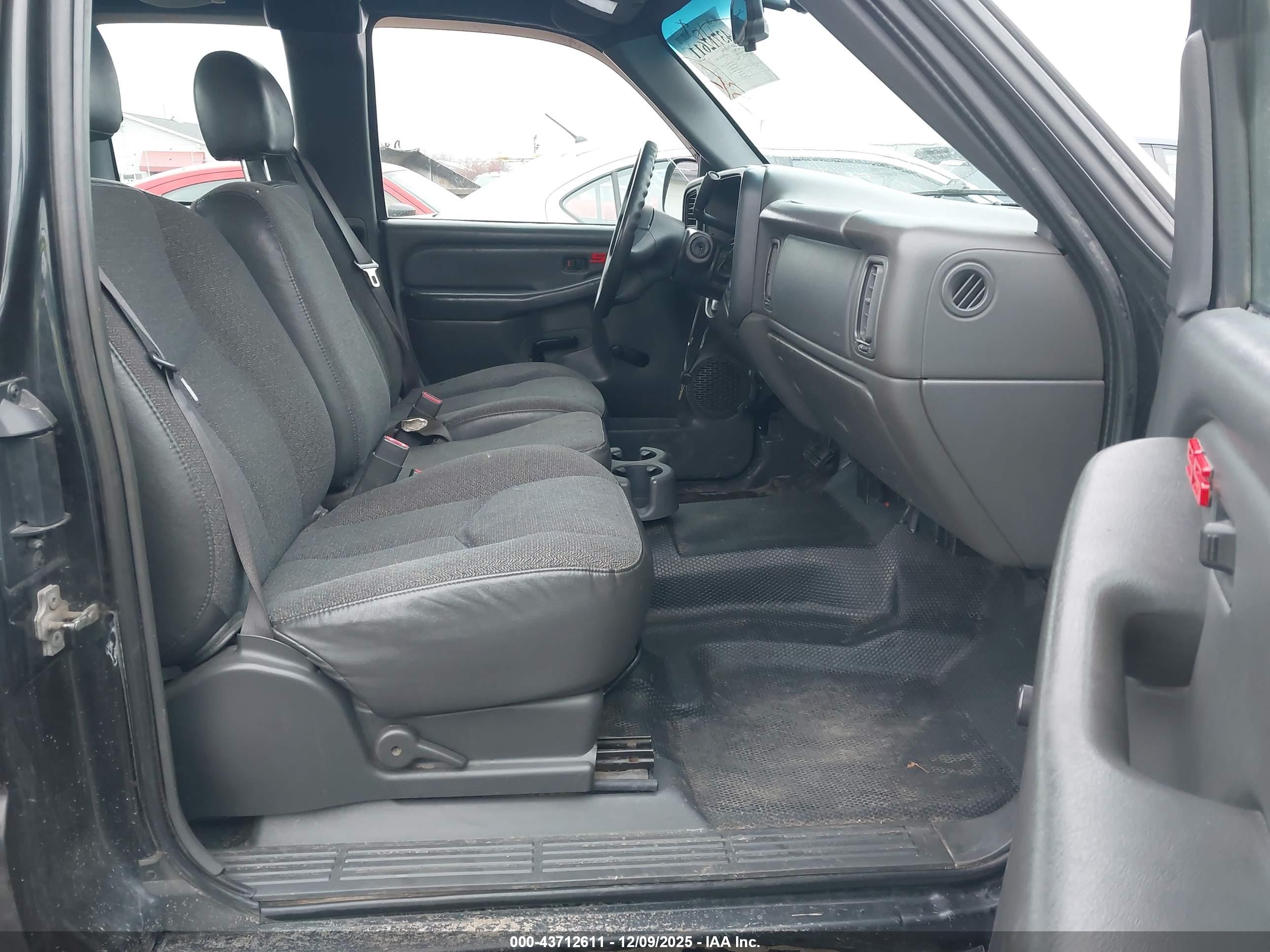 CHEVROLET SILVERADO image 5