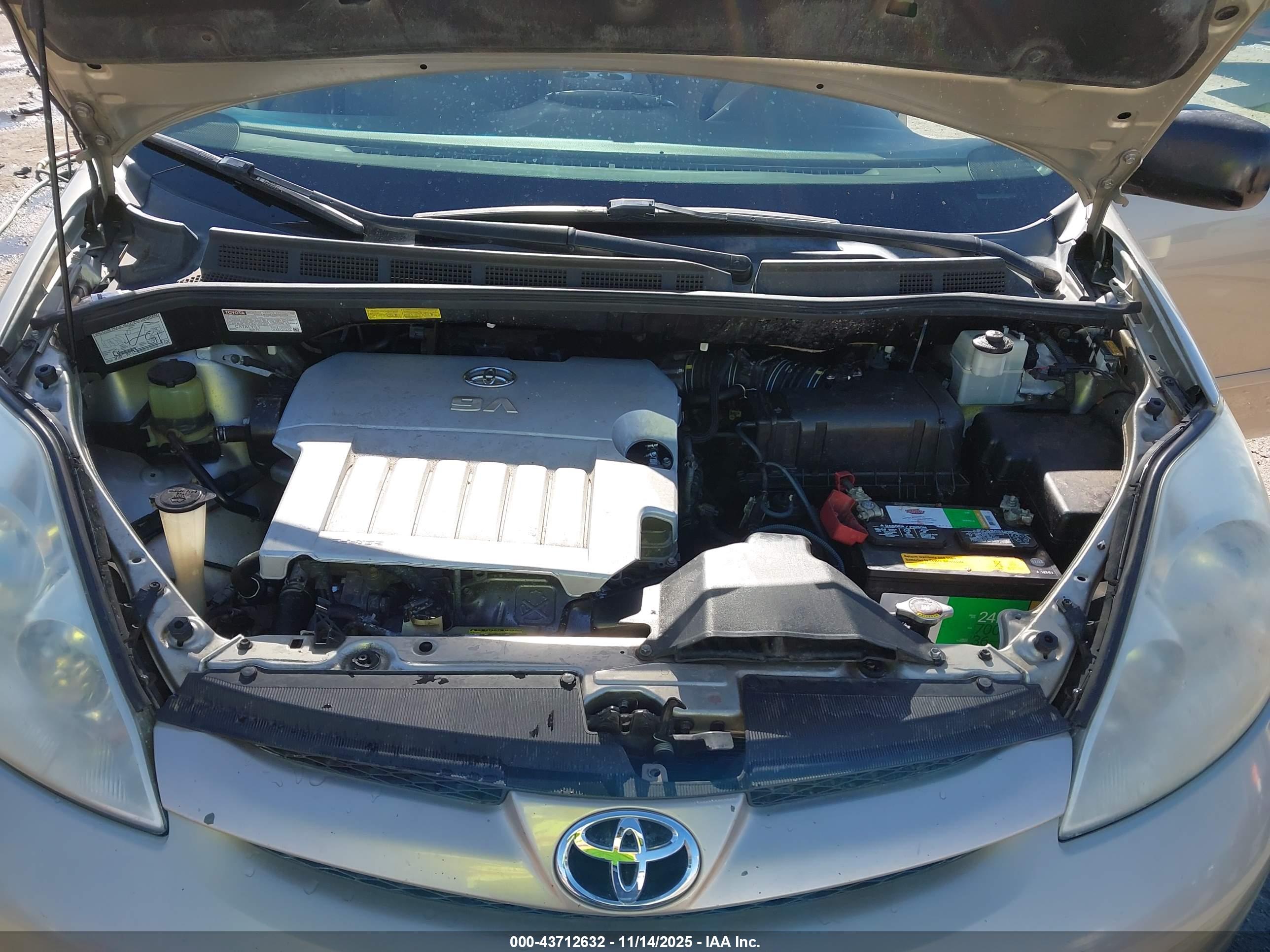 TOYOTA SIENNA image 10
