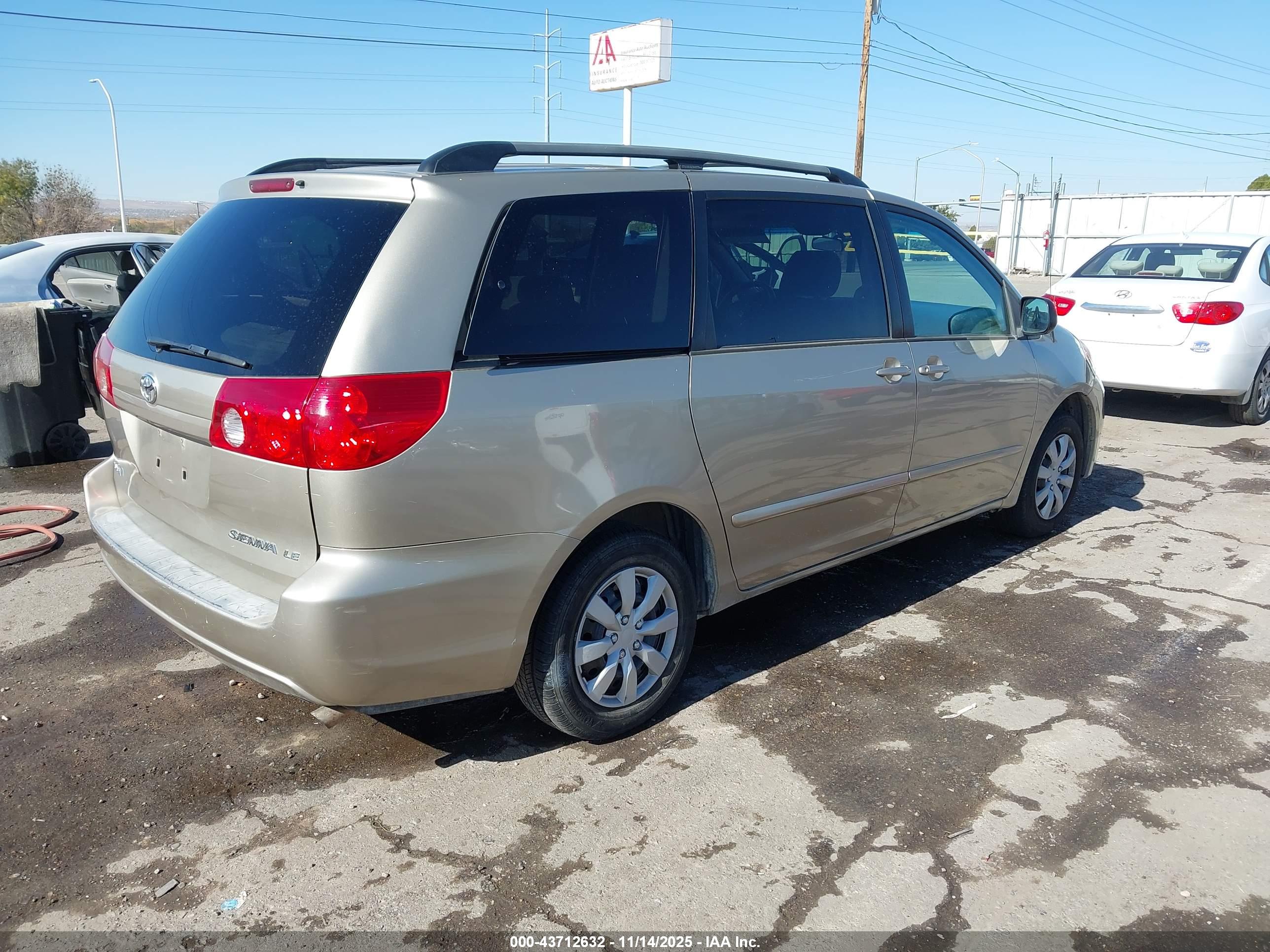 TOYOTA SIENNA image 4