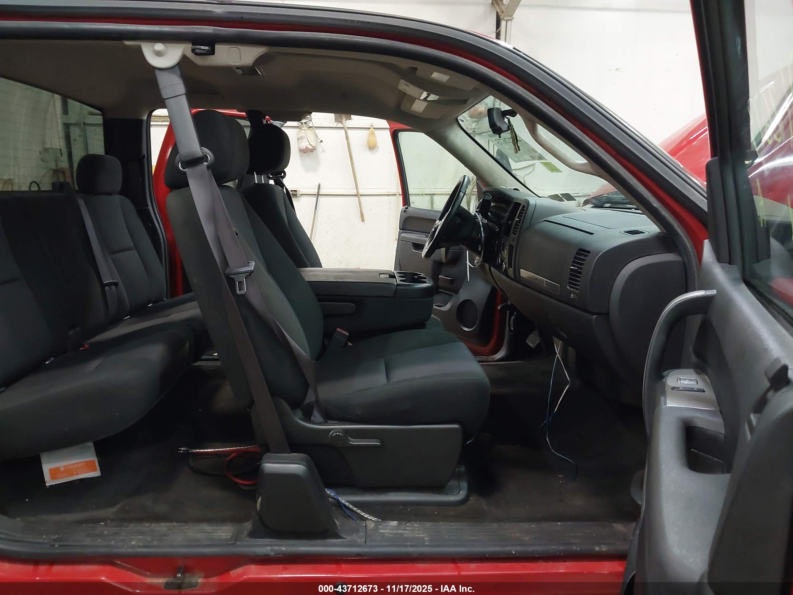 CHEVROLET SILVERADO image 5