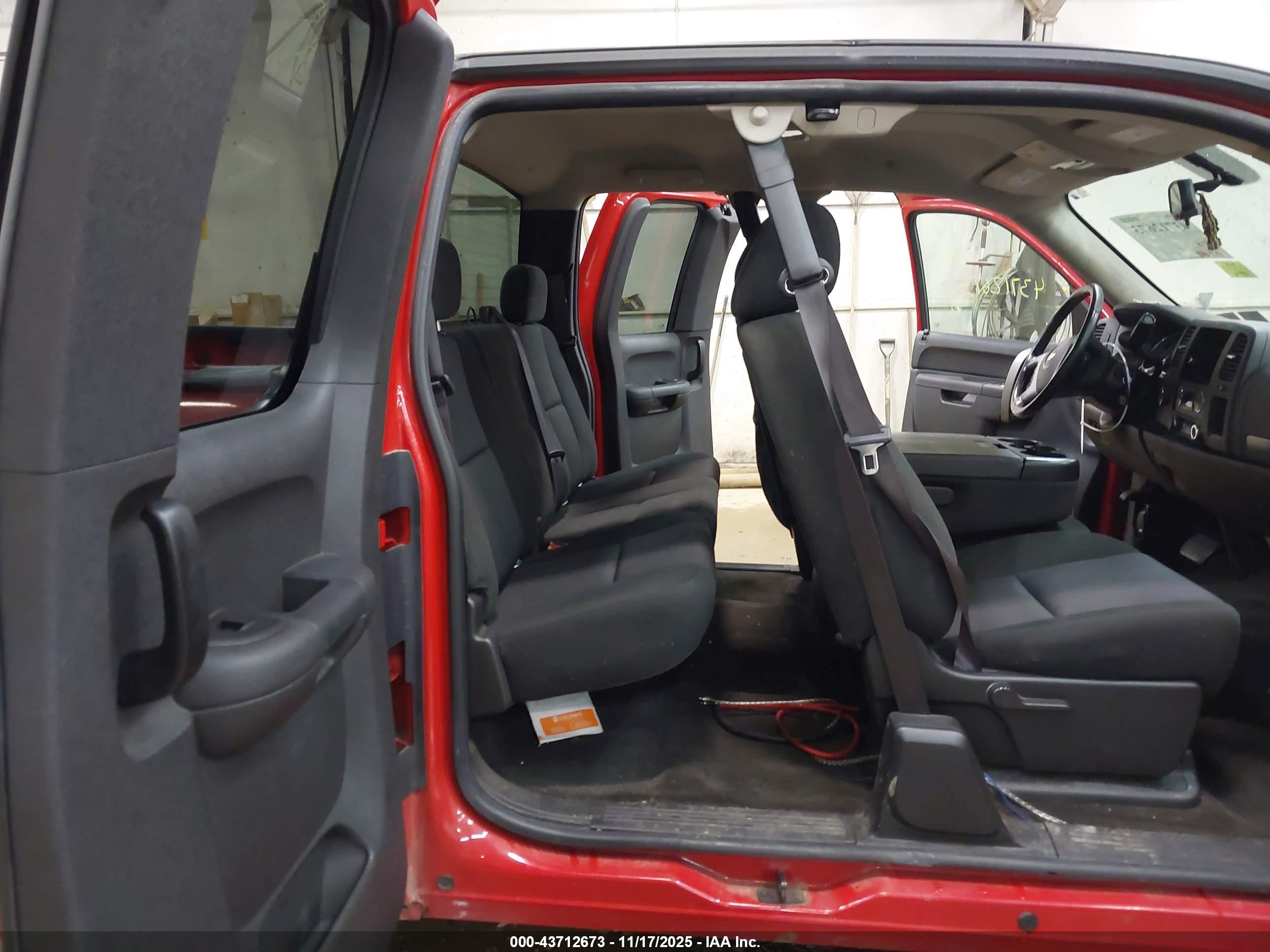 CHEVROLET SILVERADO image 8