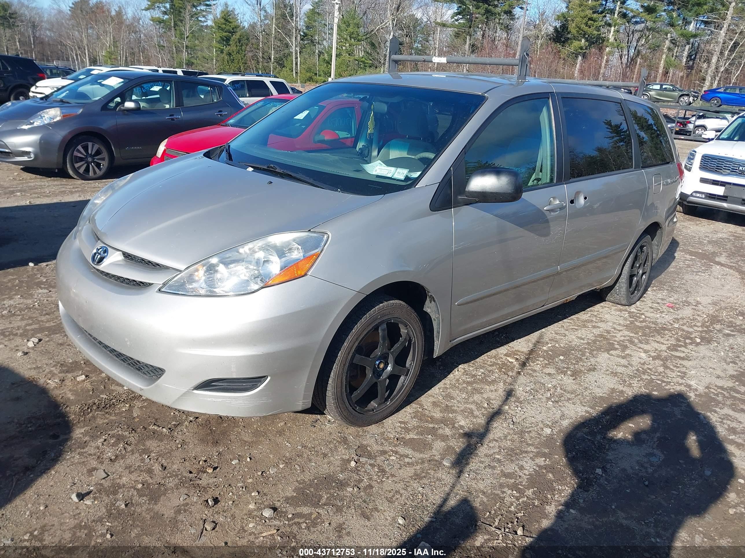 TOYOTA SIENNA image 2