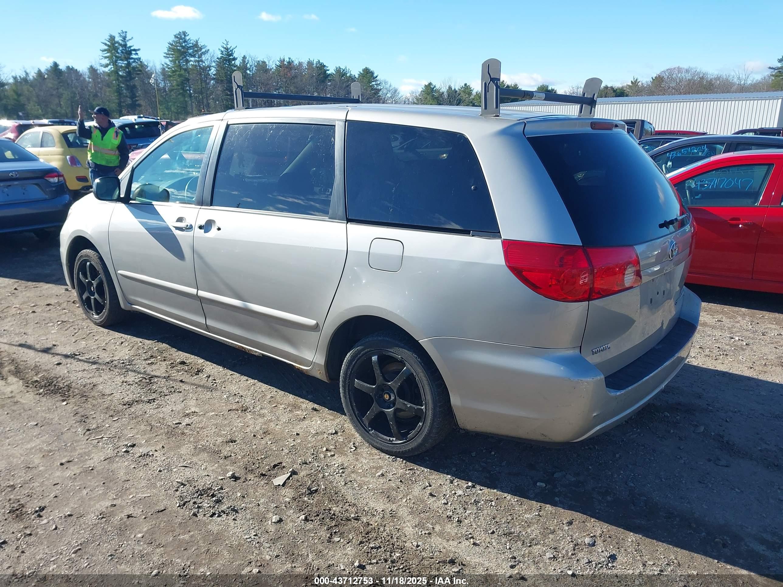 TOYOTA SIENNA image 3