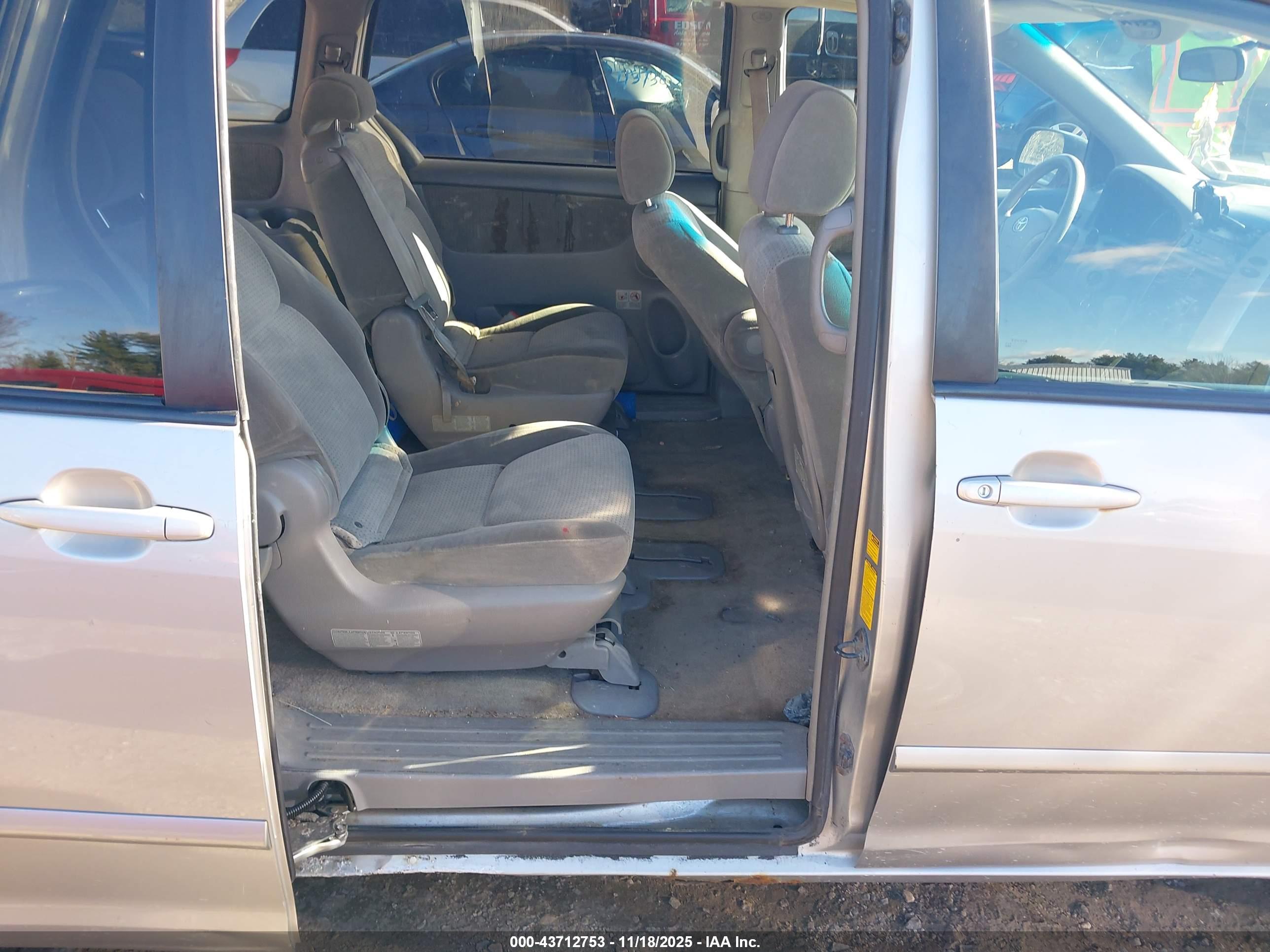 TOYOTA SIENNA image 8