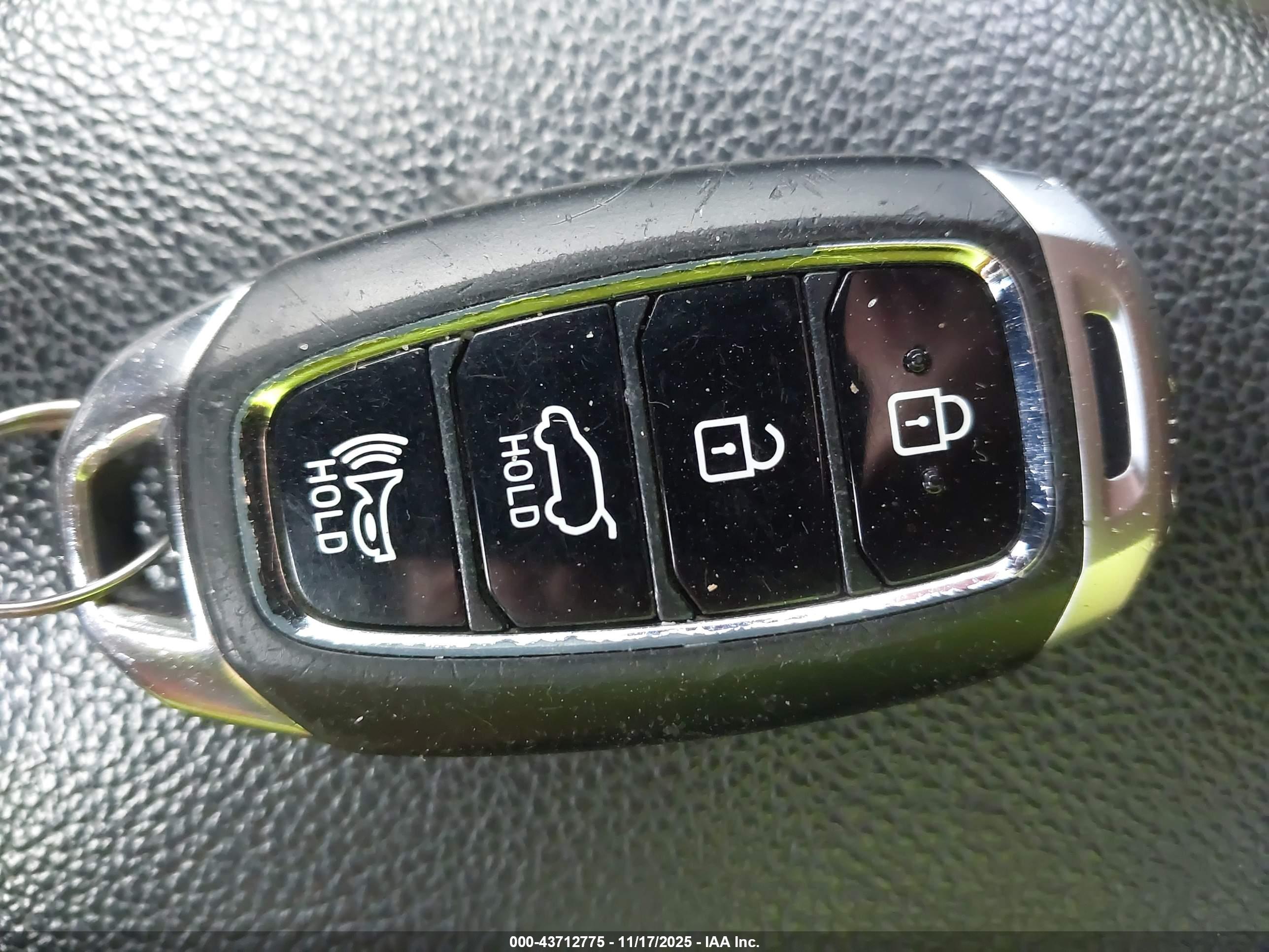 HYUNDAI VELOSTER image 11