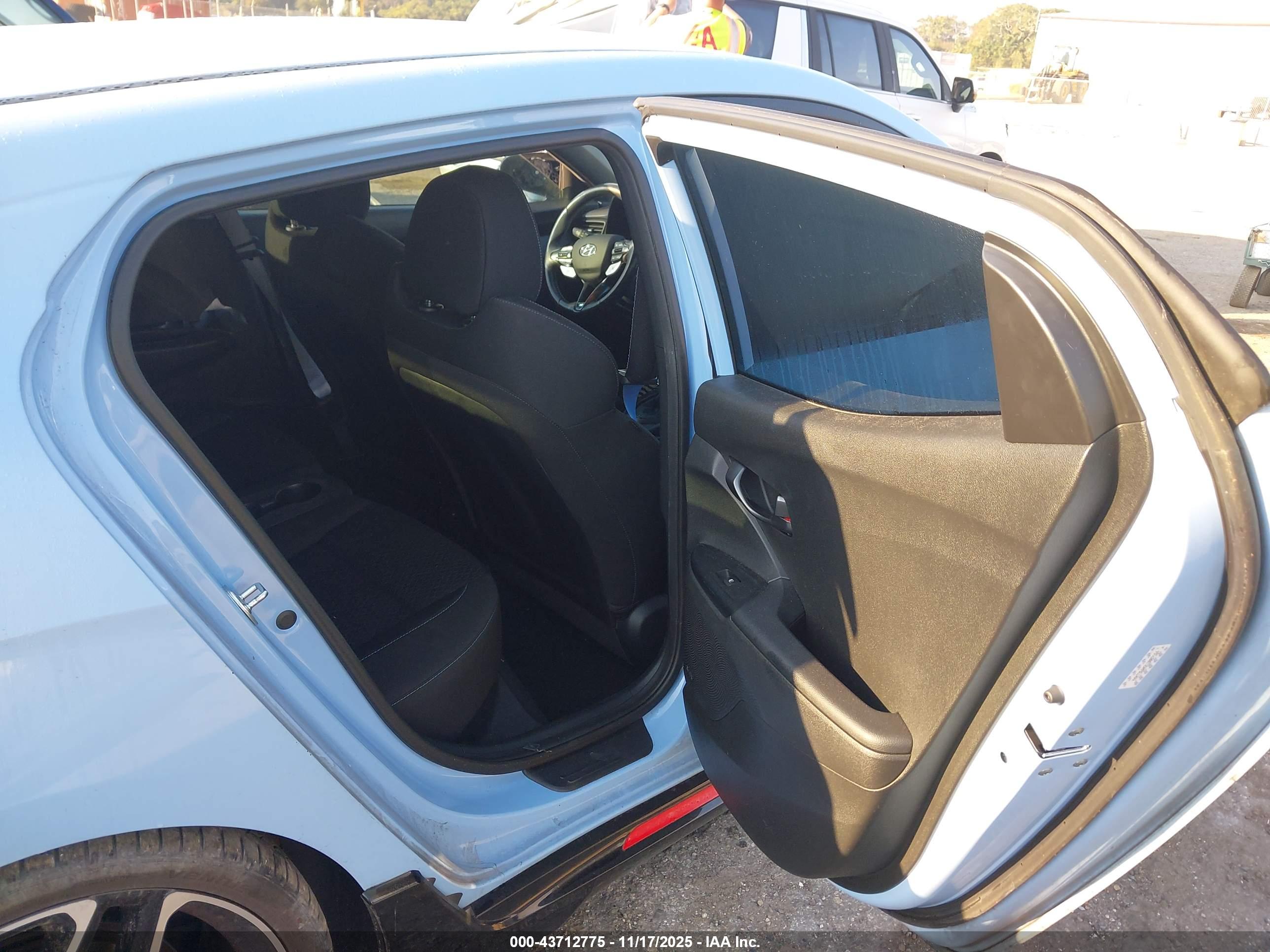 HYUNDAI VELOSTER image 8