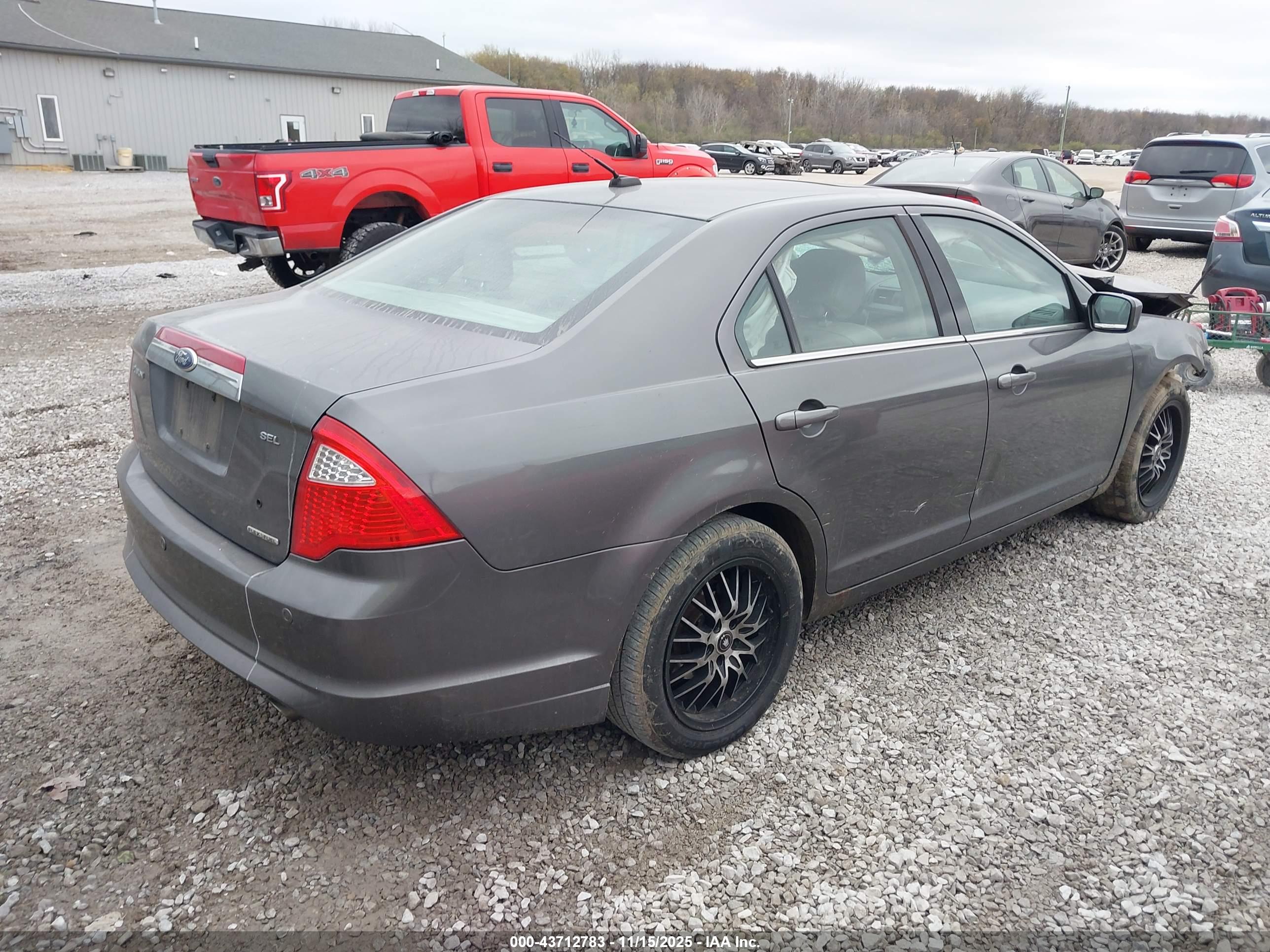 FORD FUSION image 4
