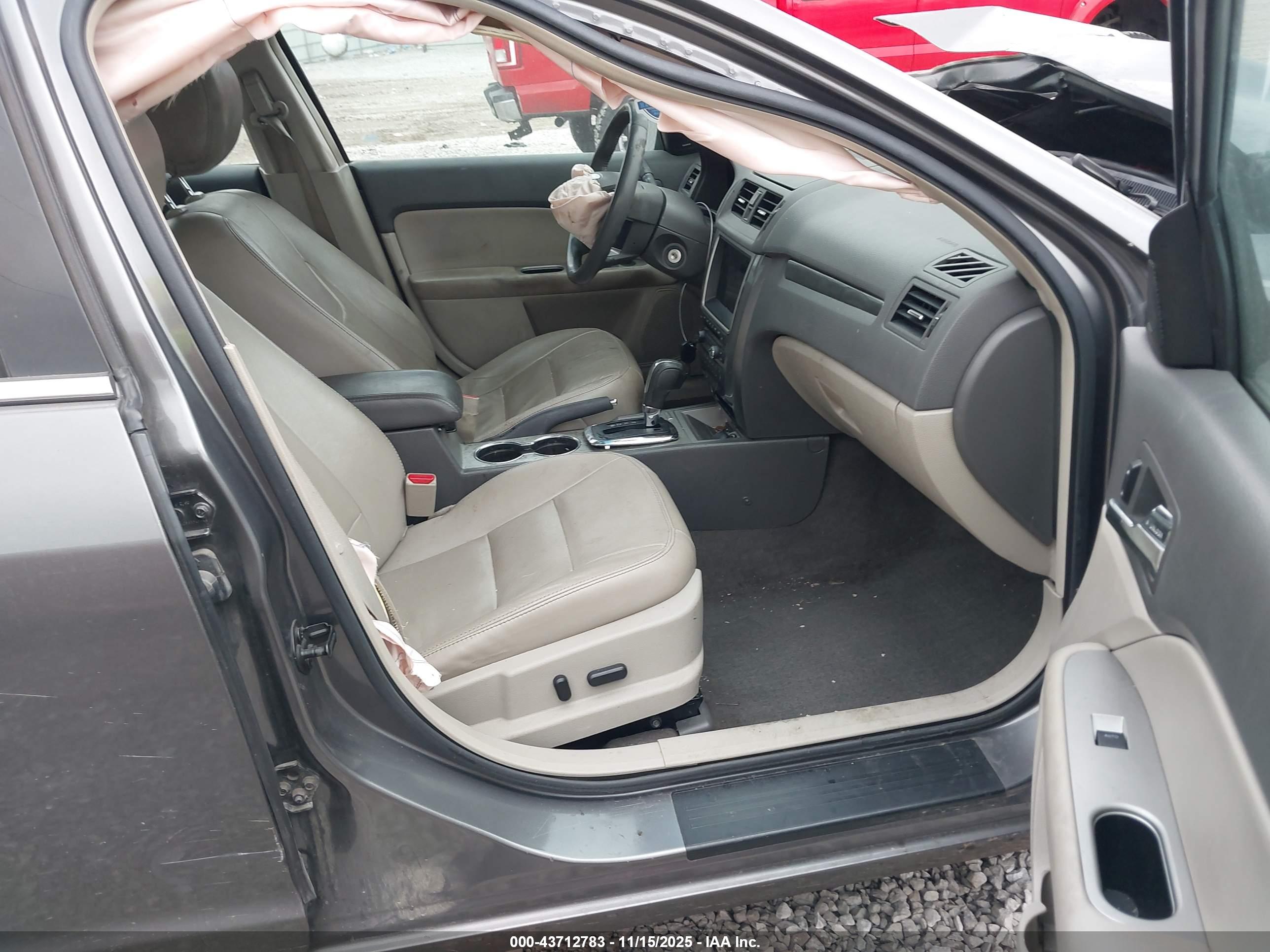 FORD FUSION image 5