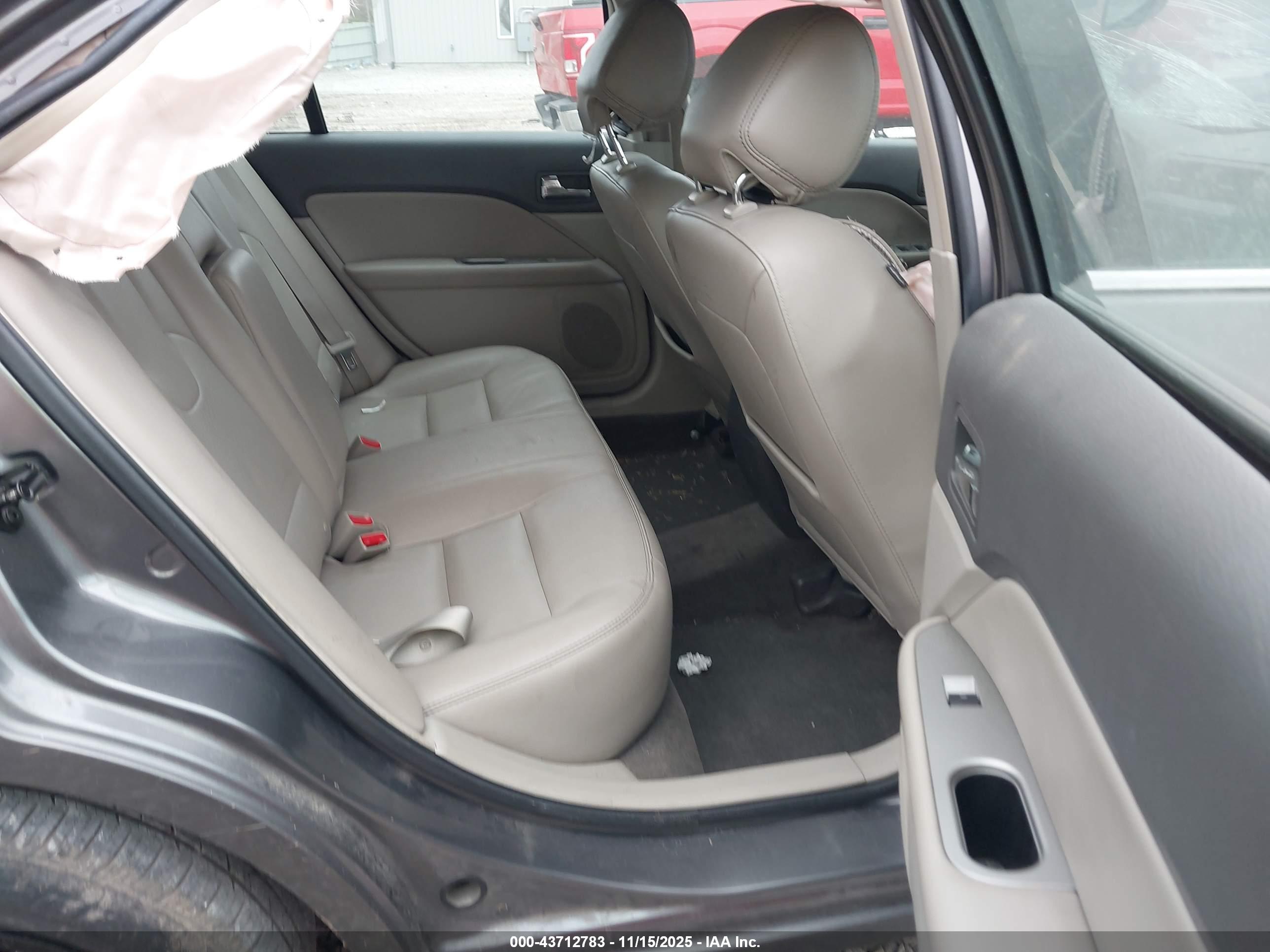 FORD FUSION image 8