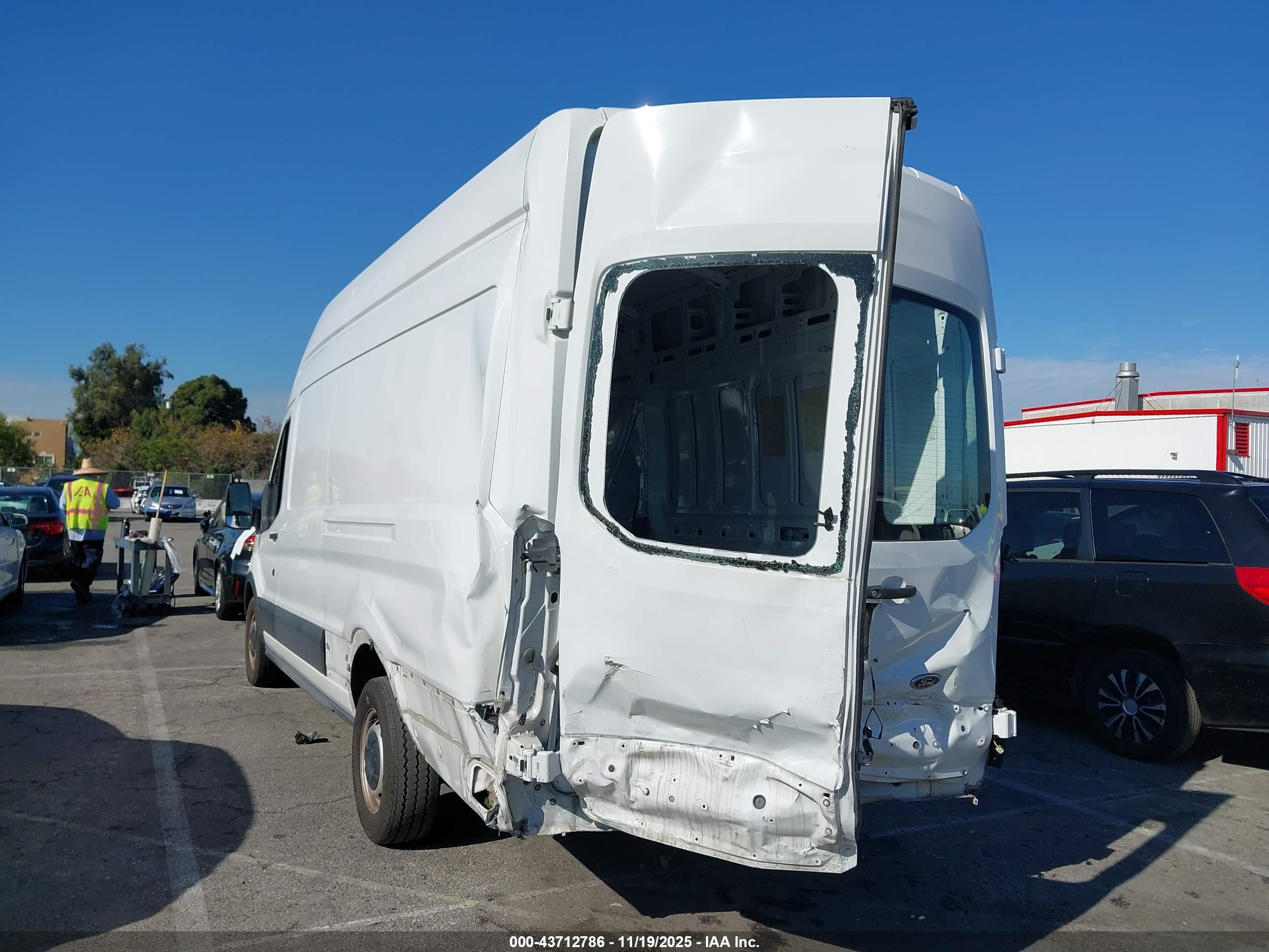 FORD TRANSIT-250 image 3