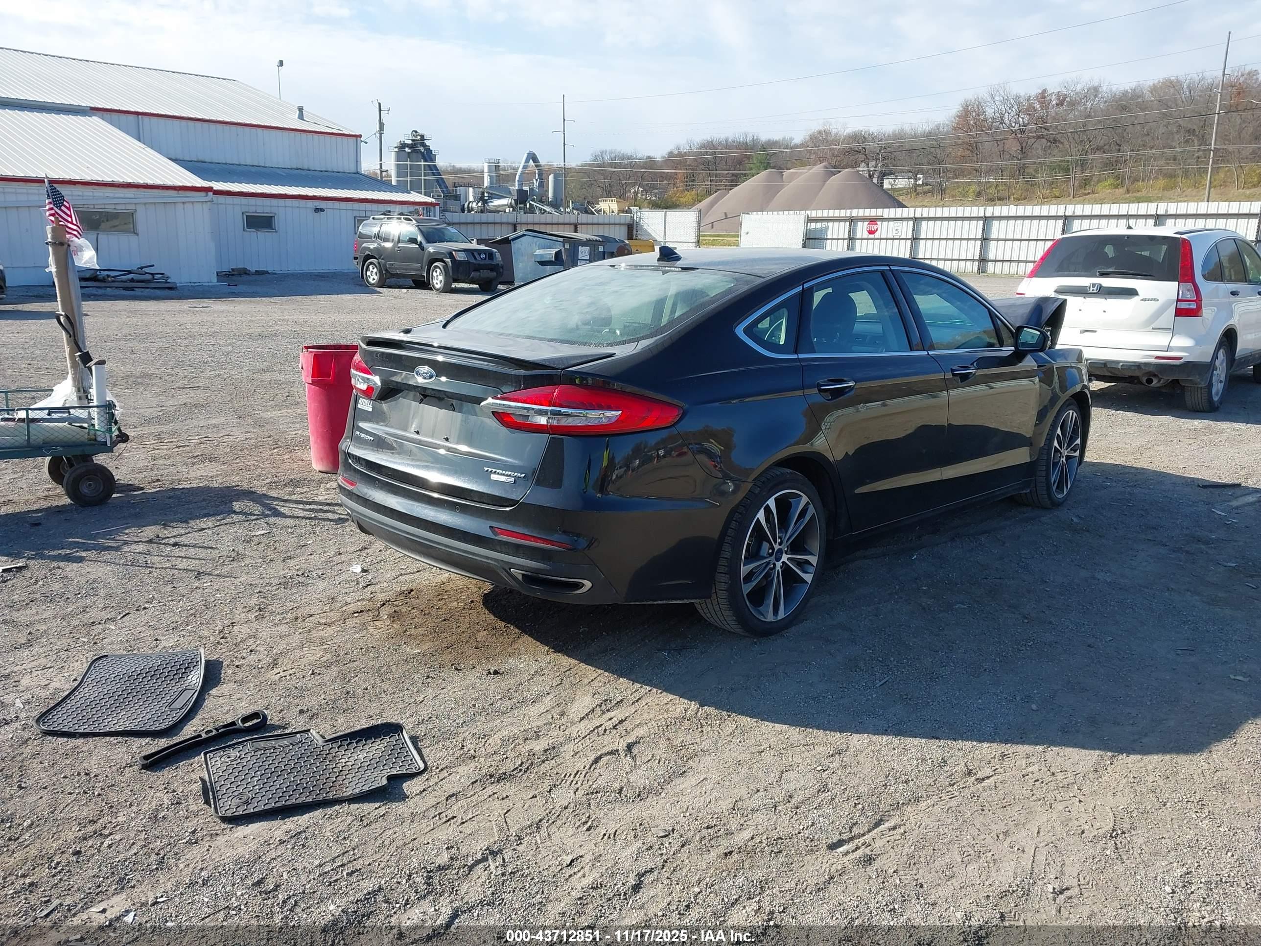 FORD FUSION image 4