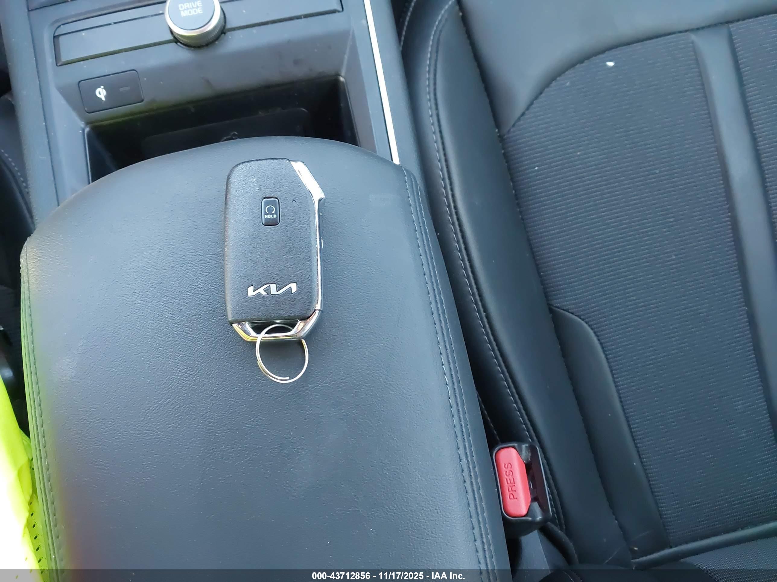 KIA K5 image 11