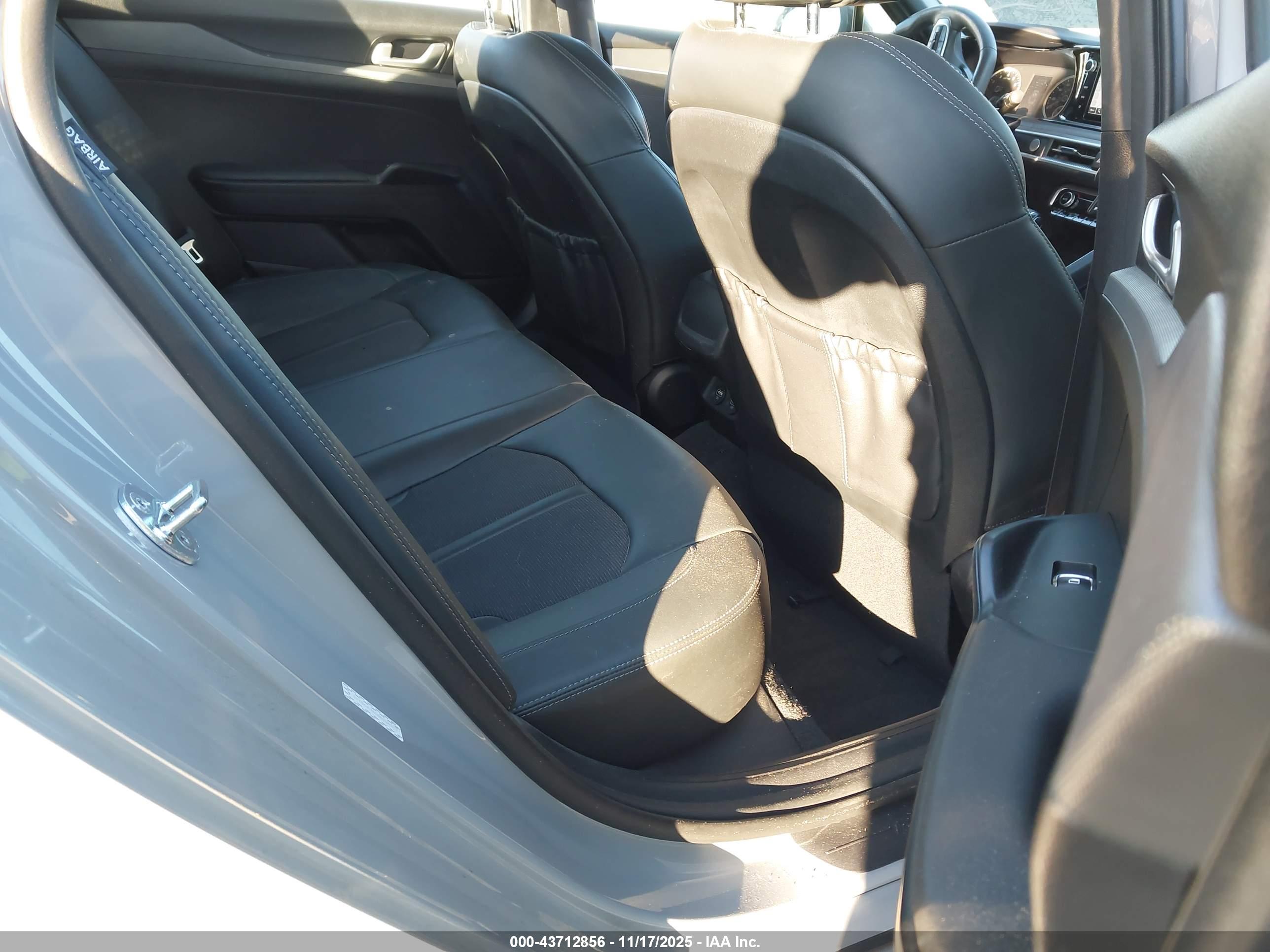 KIA K5 image 8