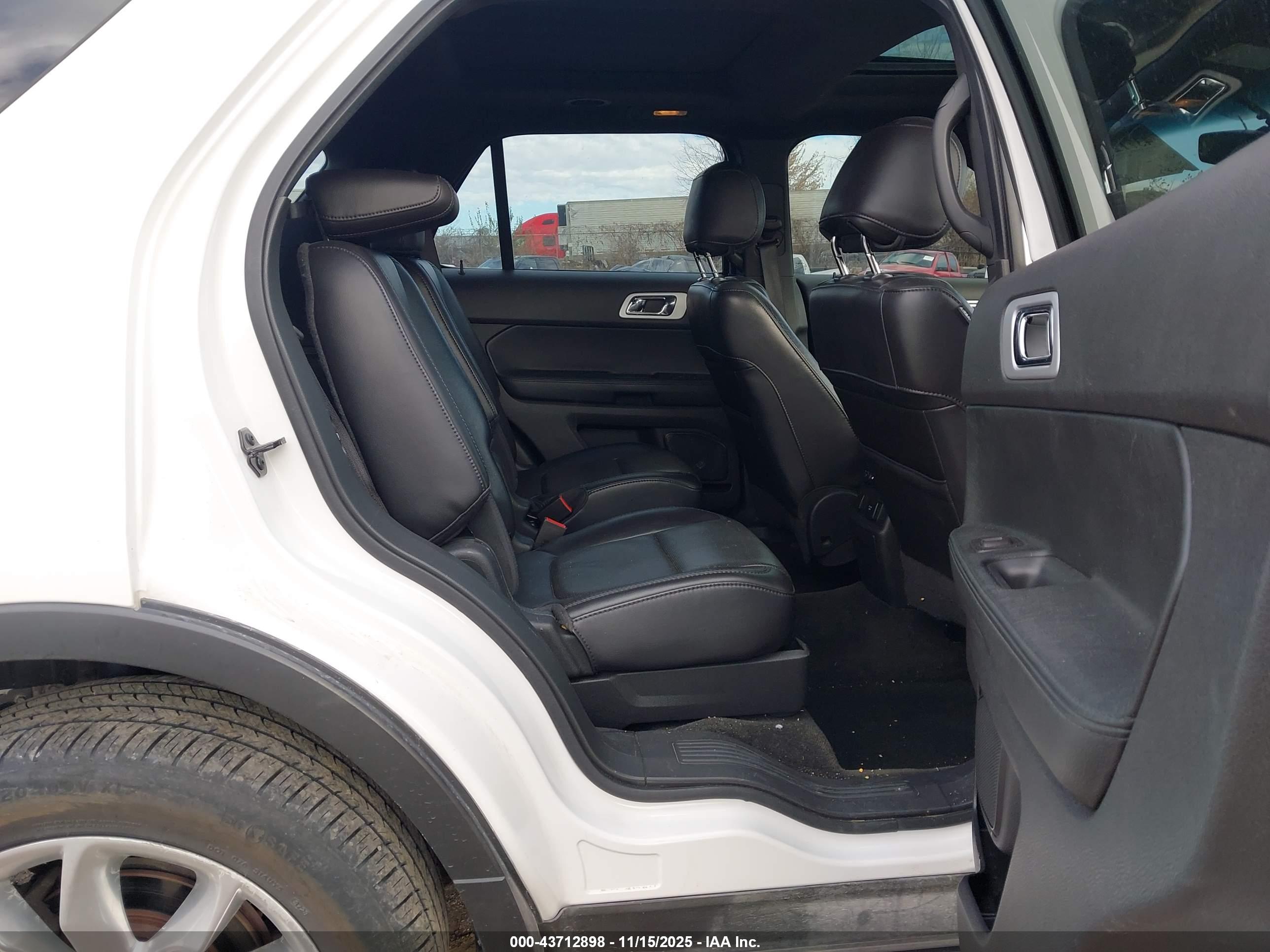 FORD EXPLORER image 8