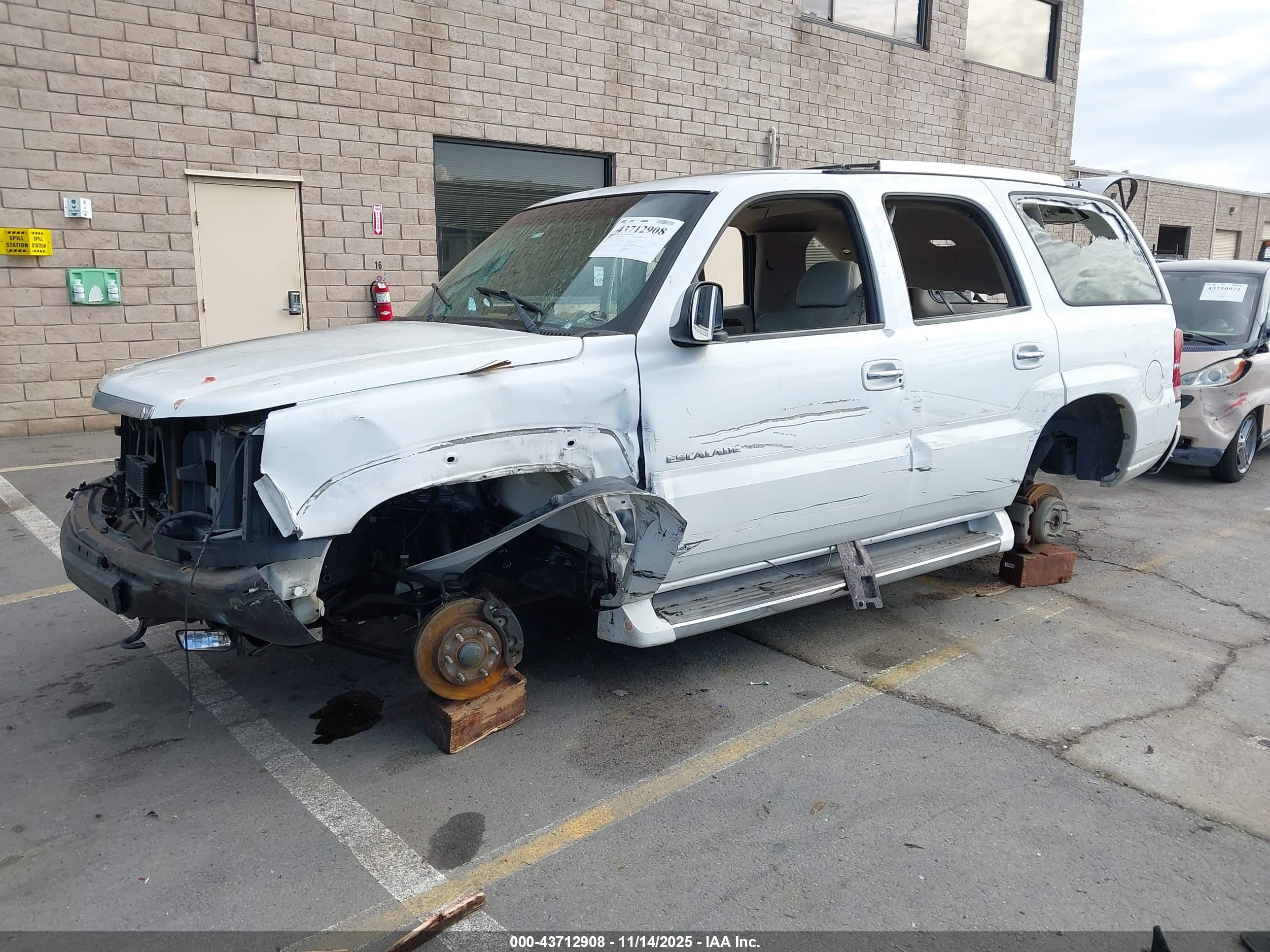 CADILLAC ESCALADE image 2
