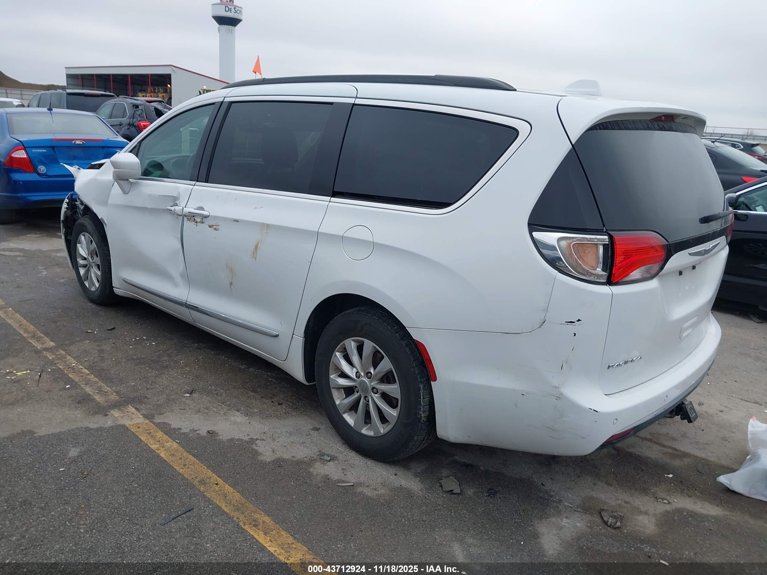 CHRYSLER PACIFICA image 3