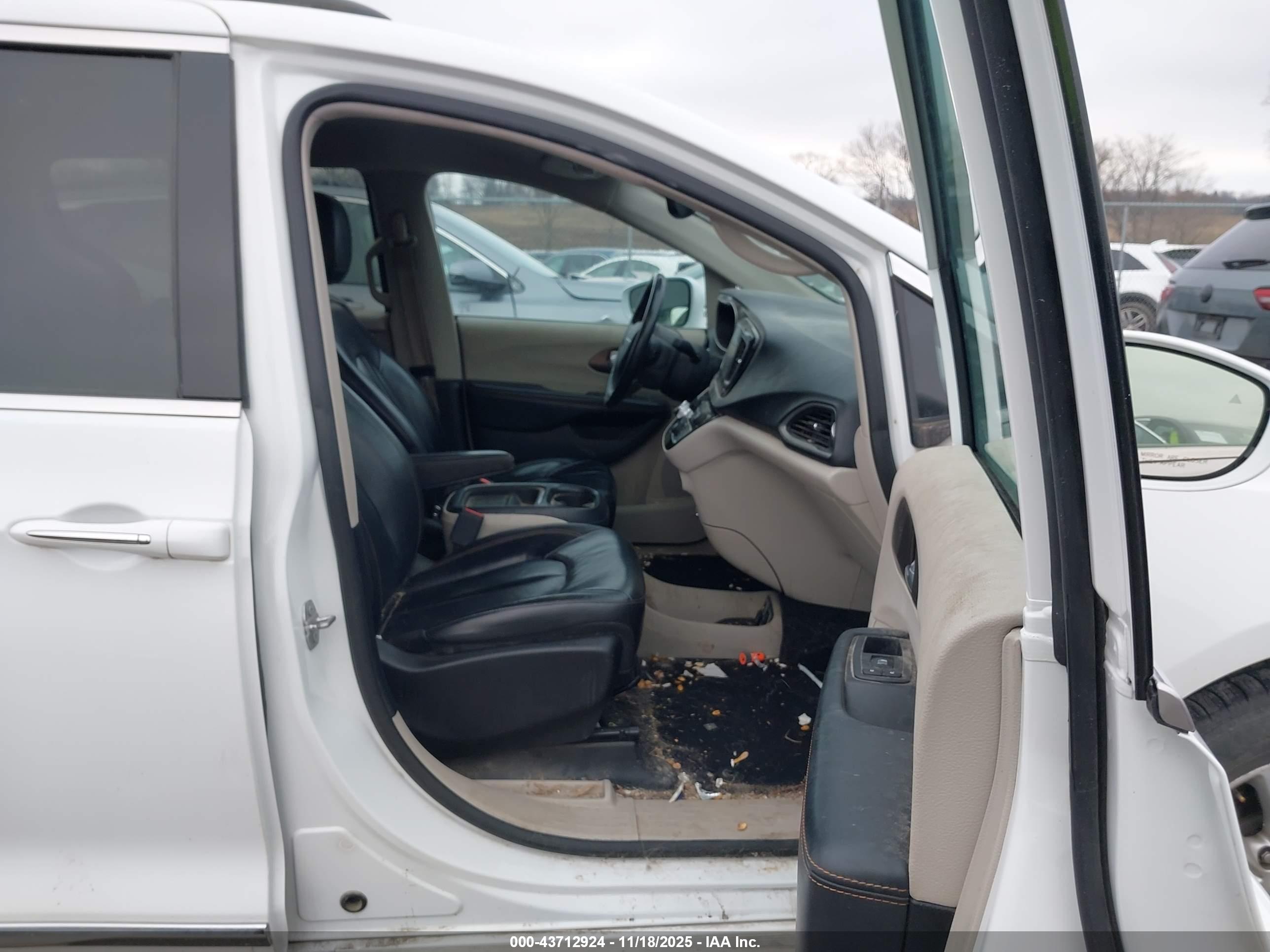 CHRYSLER PACIFICA image 5