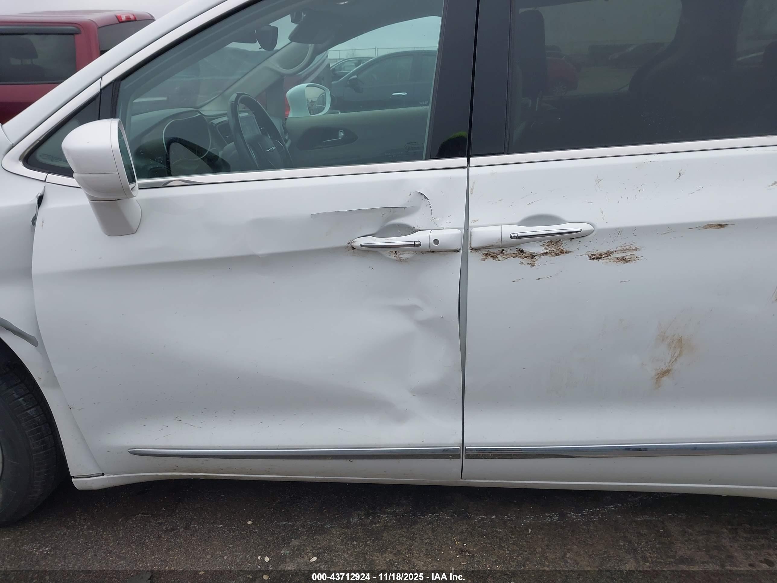 CHRYSLER PACIFICA image 6