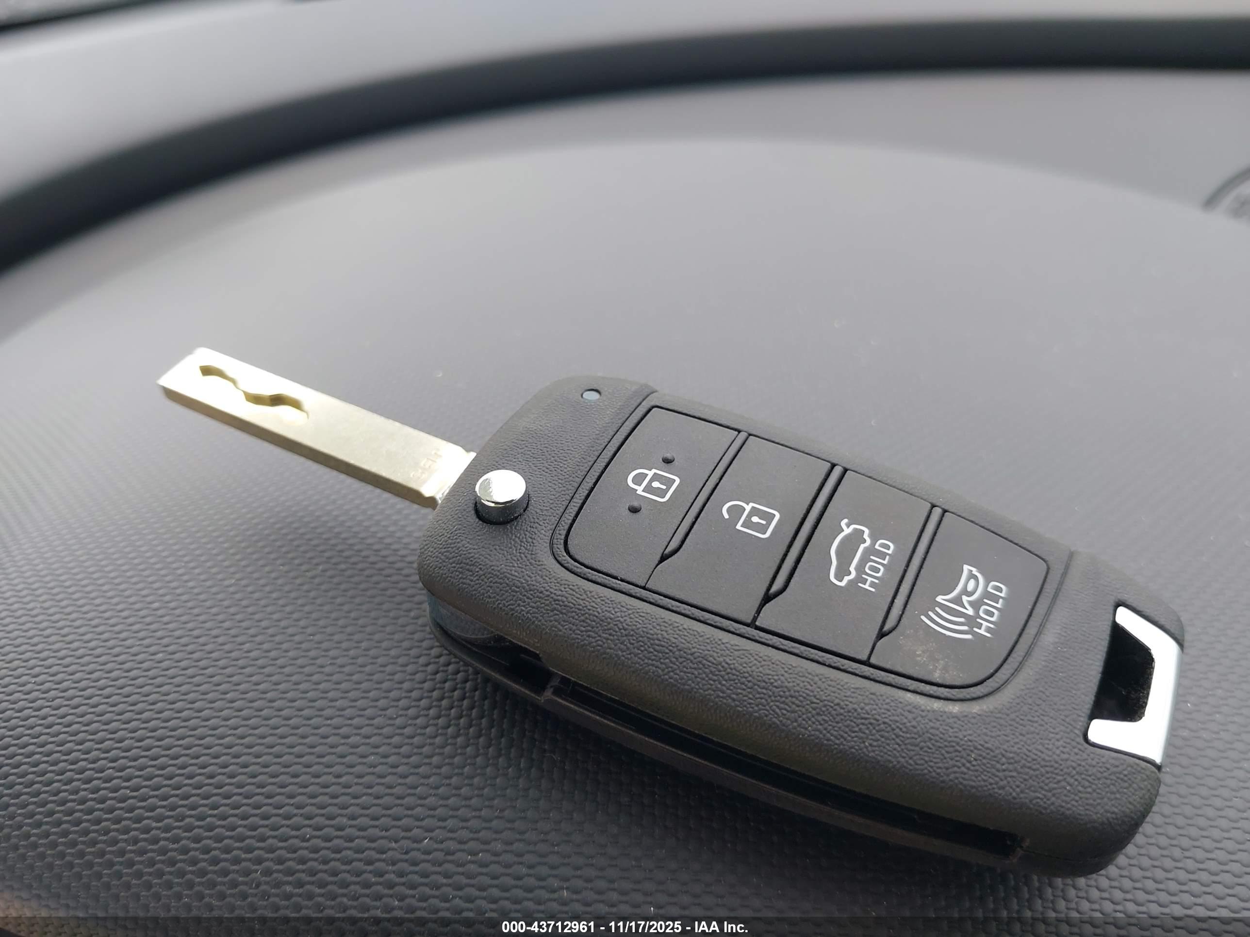 HYUNDAI ELANTRA image 11