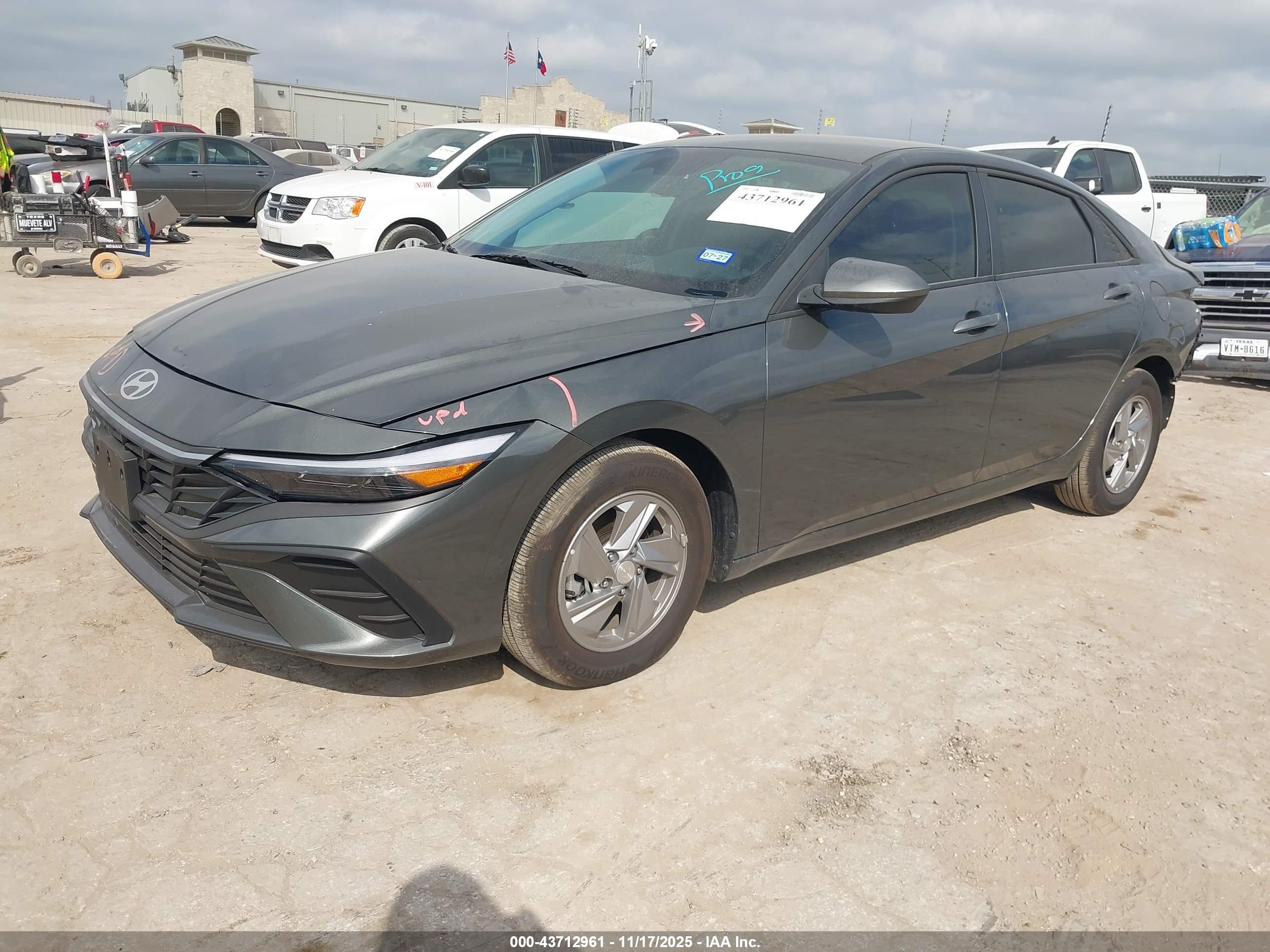 HYUNDAI ELANTRA image 2