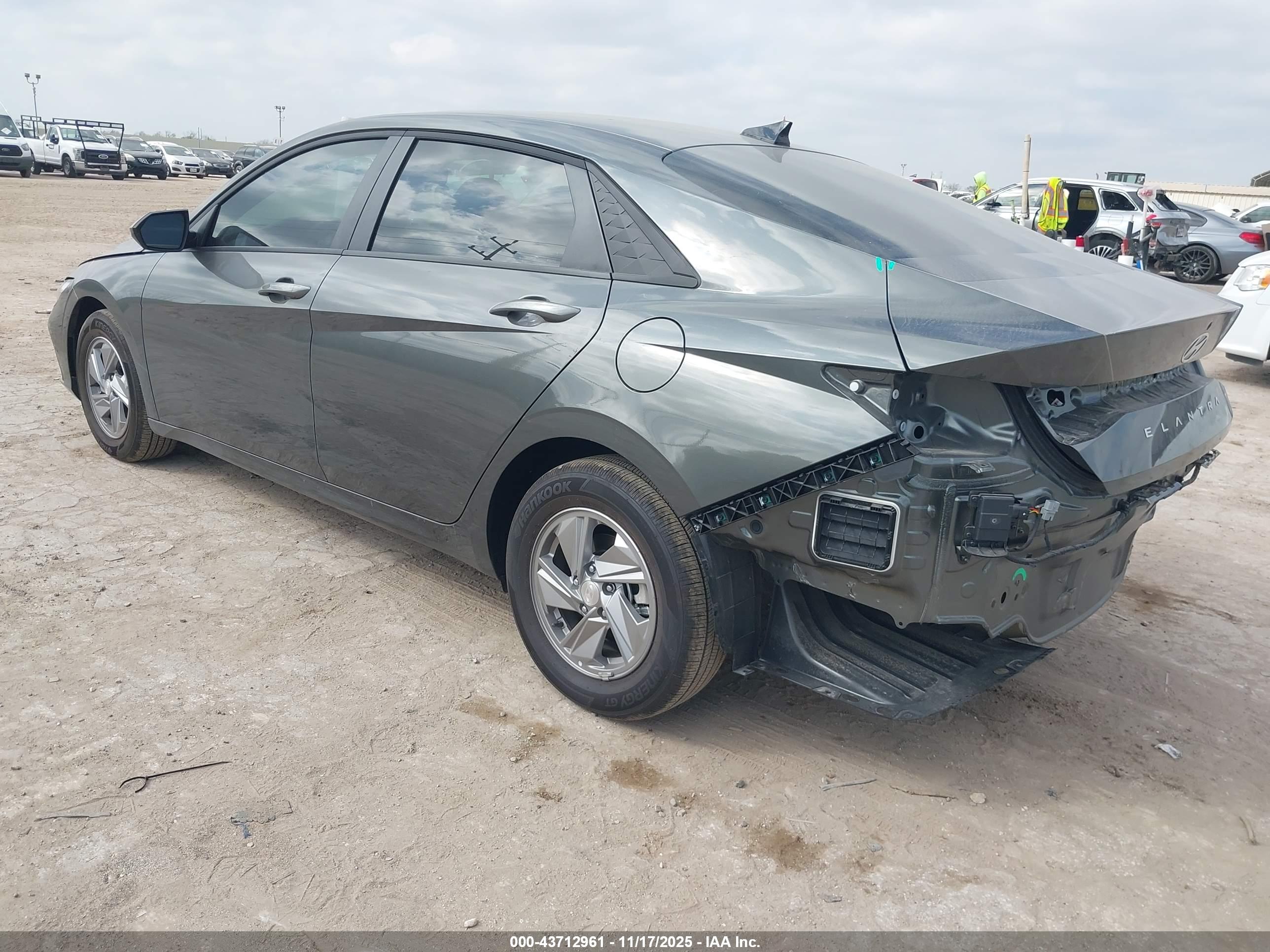 HYUNDAI ELANTRA image 3