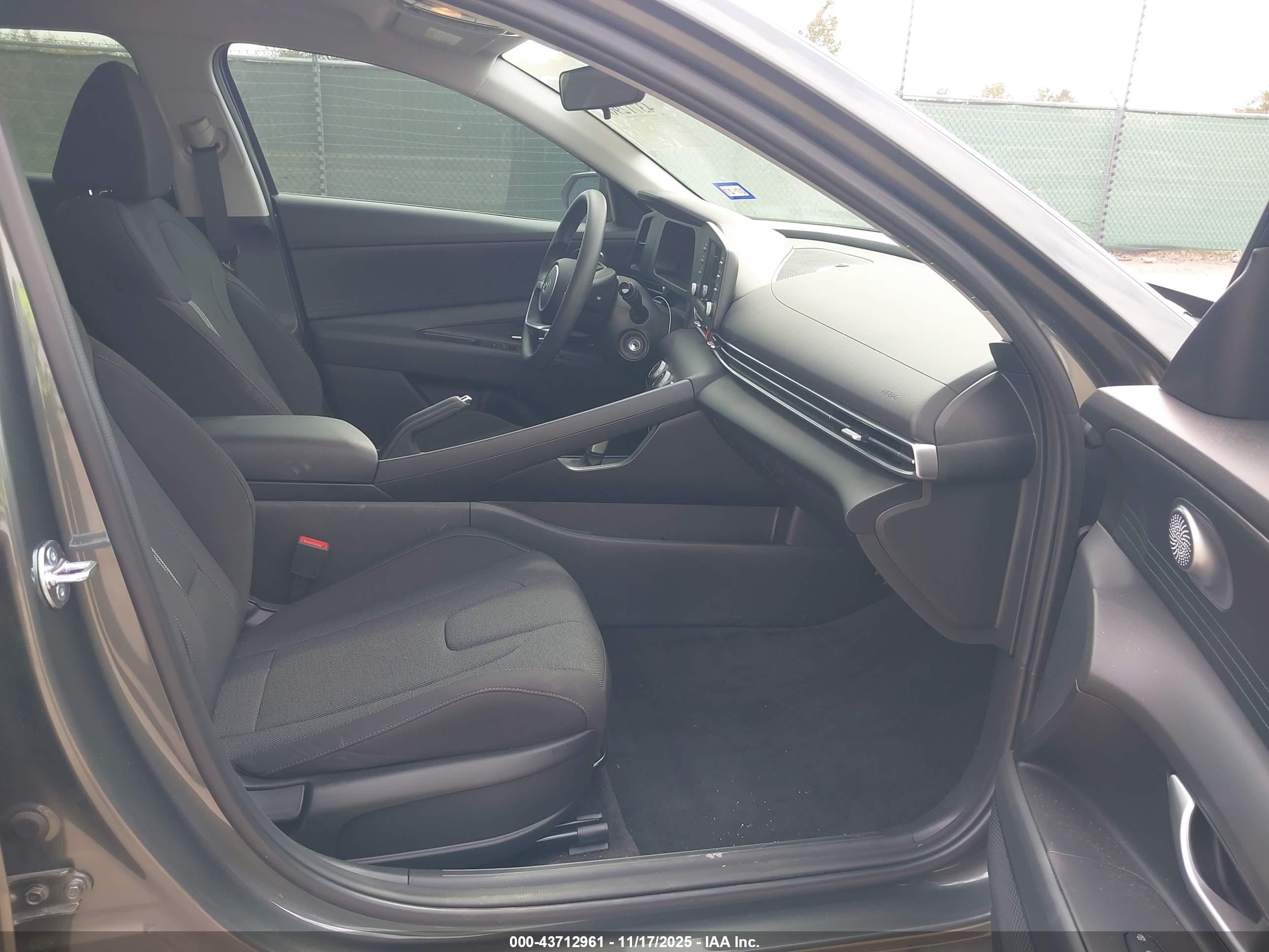 HYUNDAI ELANTRA image 5