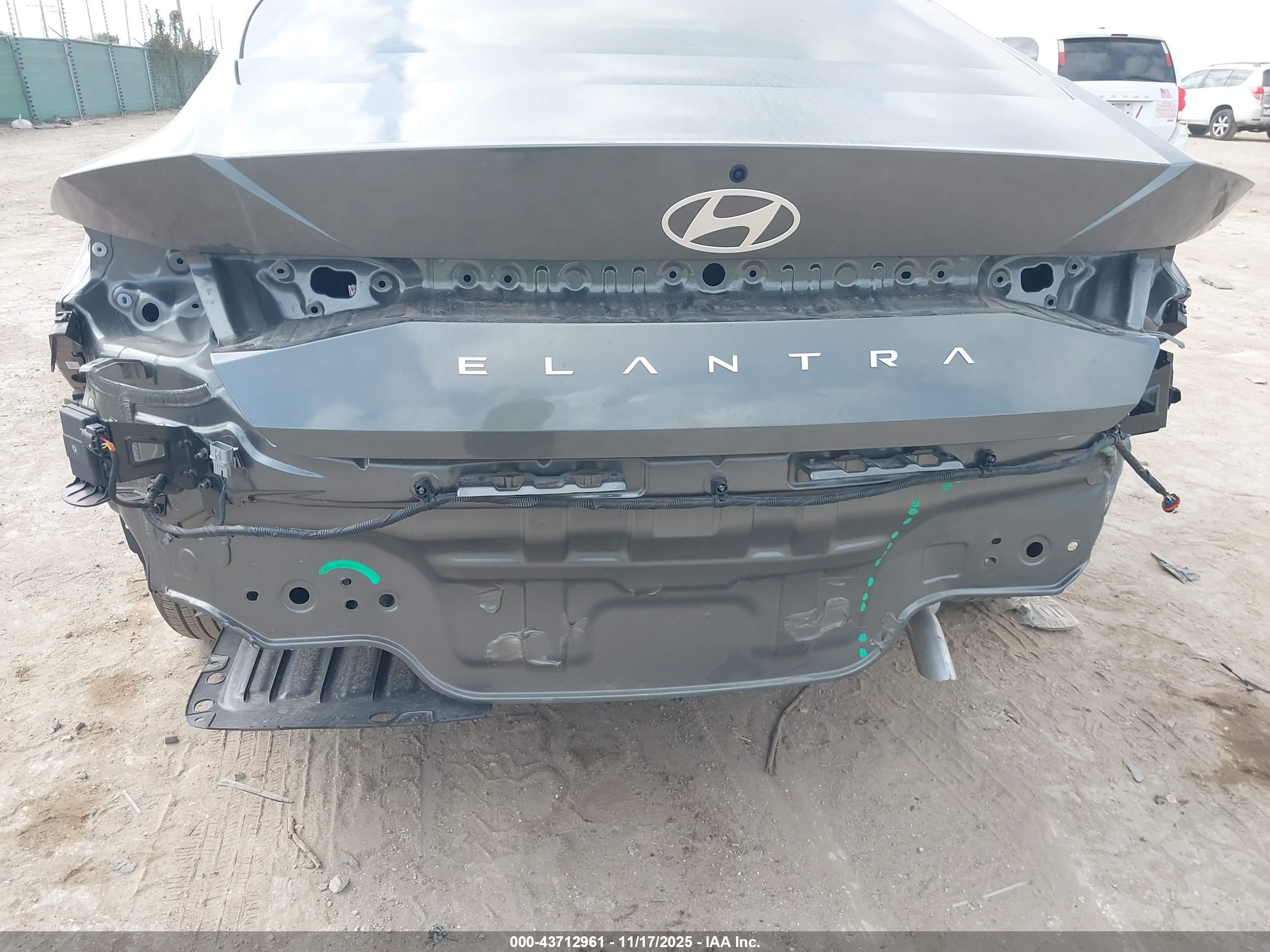 HYUNDAI ELANTRA image 6