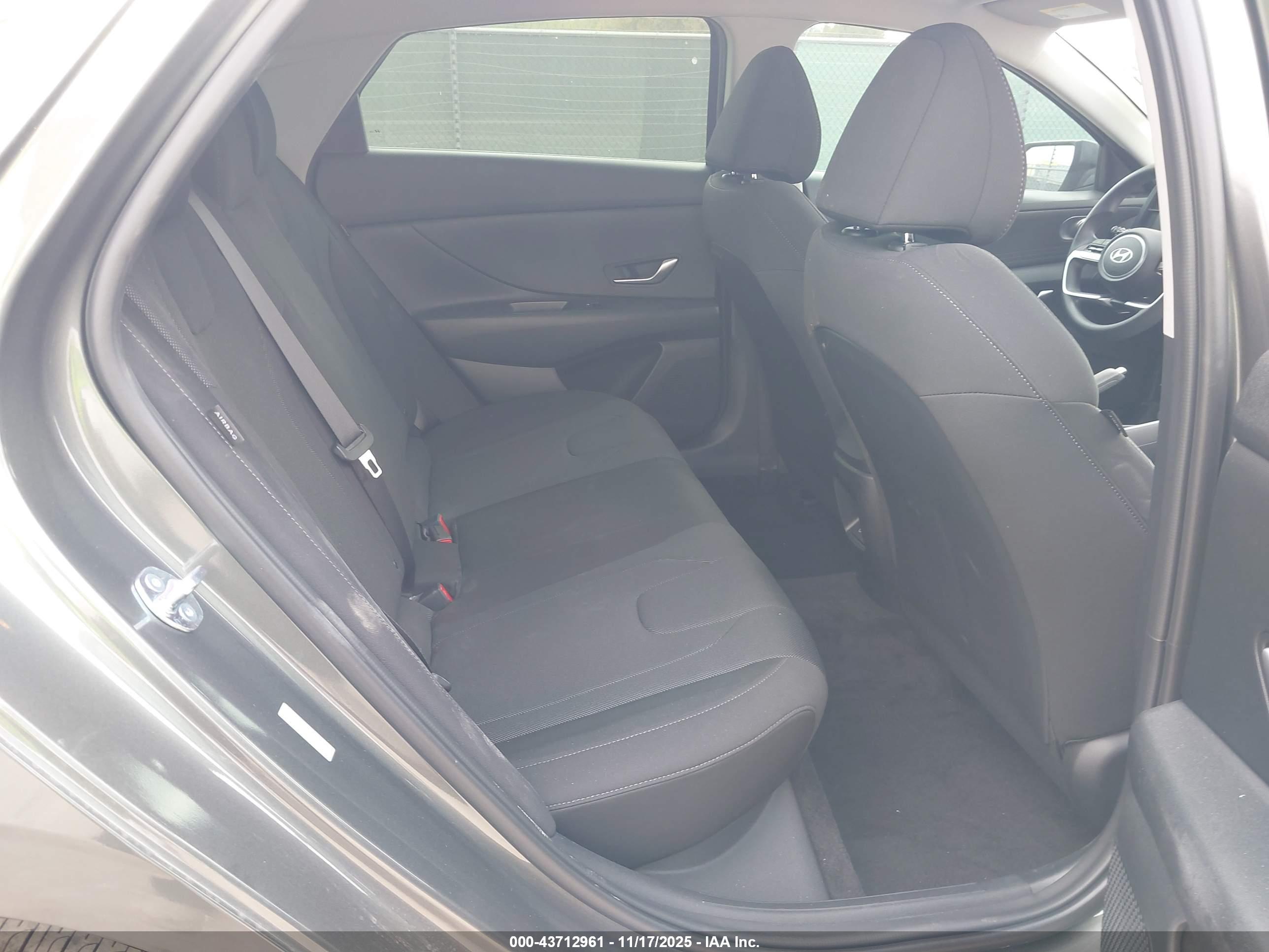 HYUNDAI ELANTRA image 8