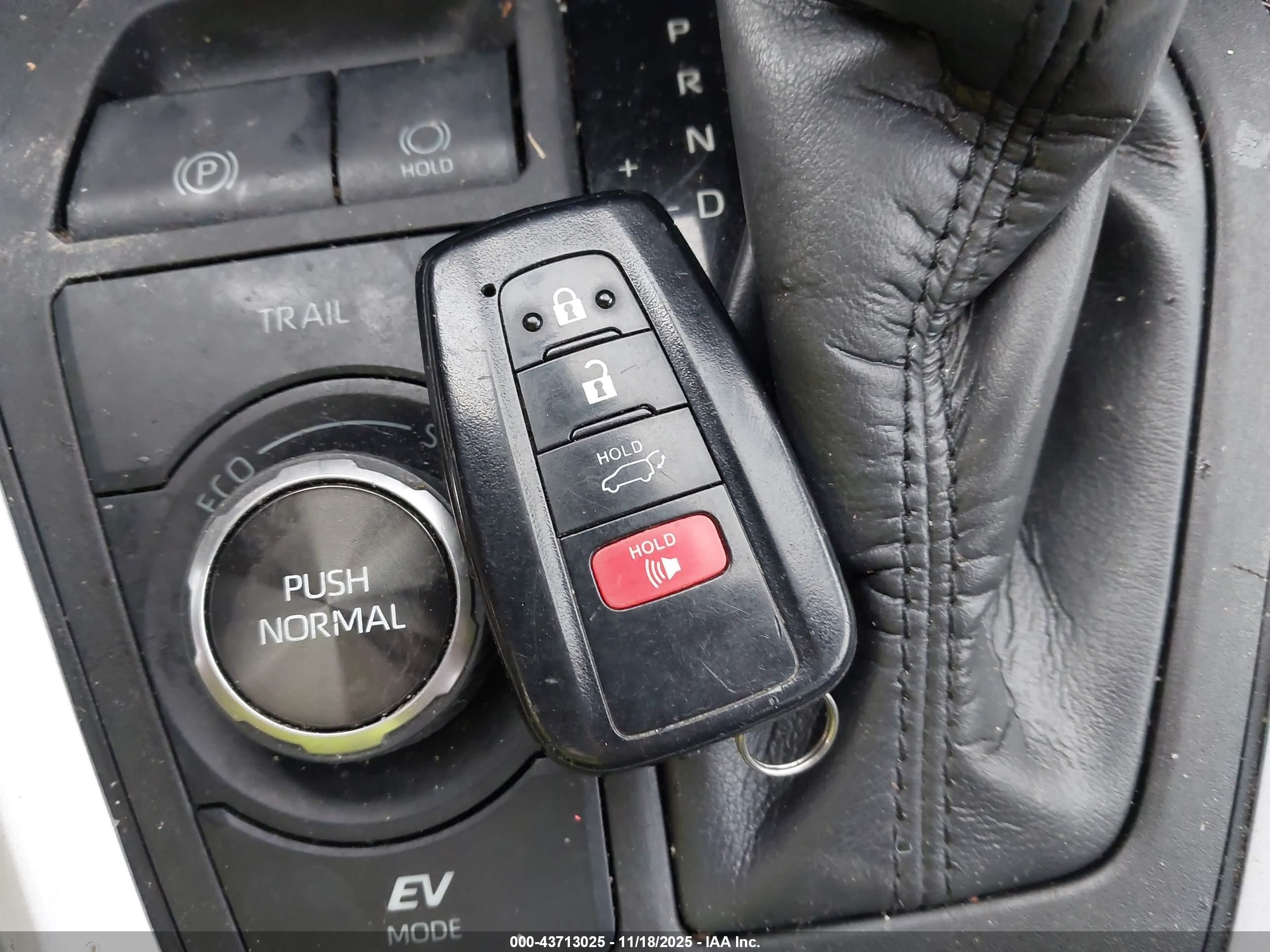 TOYOTA RAV4 image 11