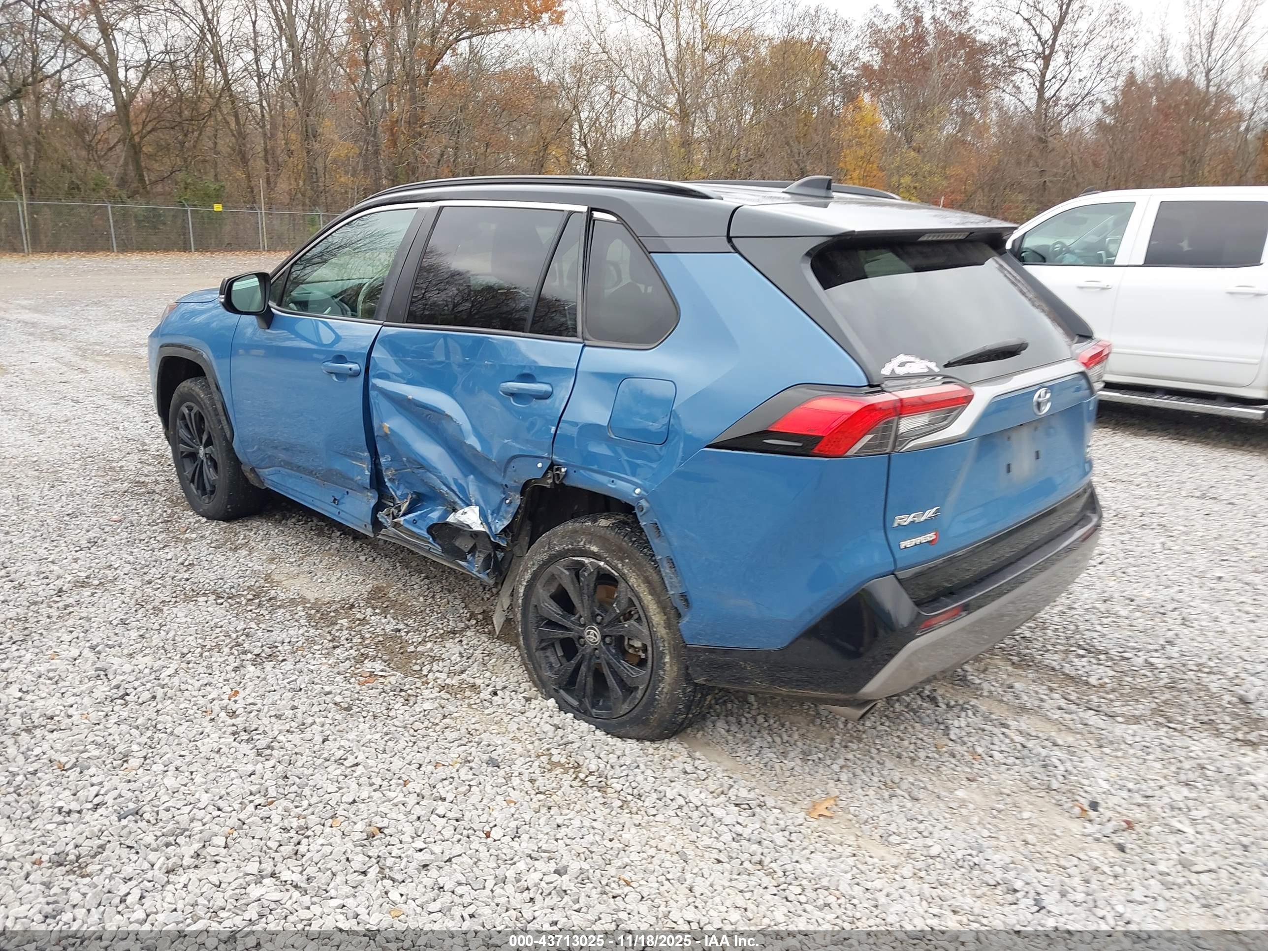 TOYOTA RAV4 image 3
