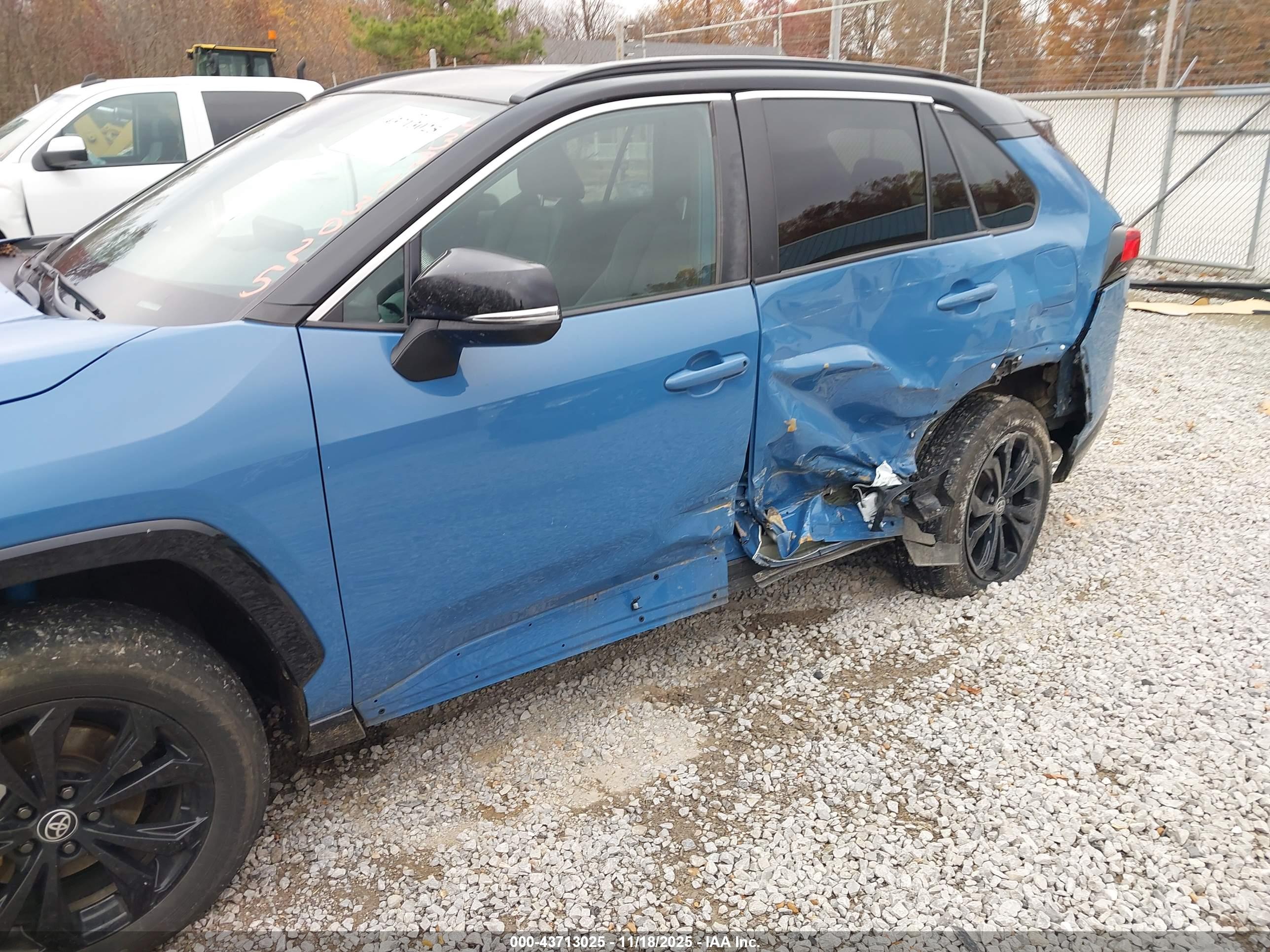 TOYOTA RAV4 image 6