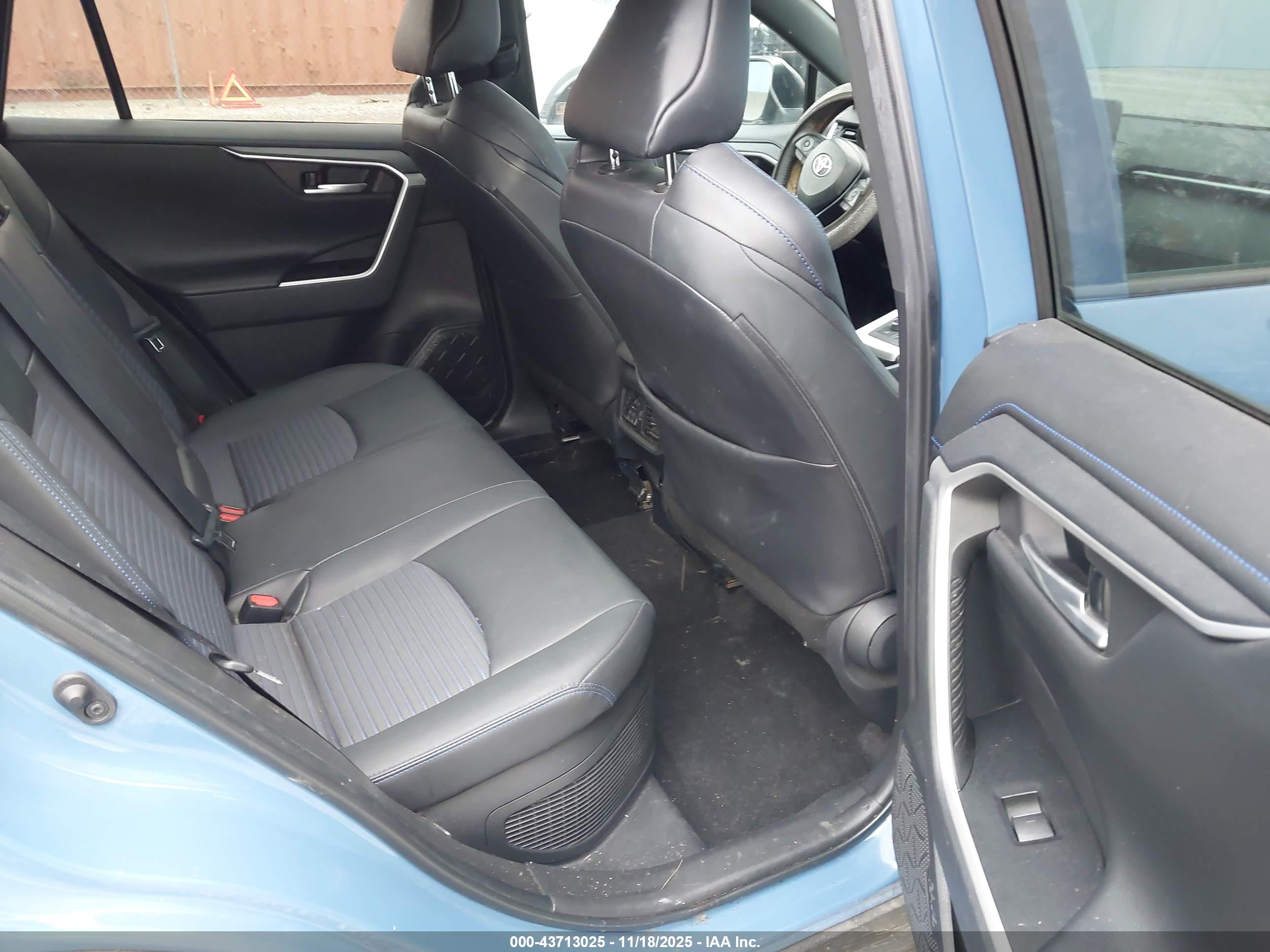 TOYOTA RAV4 image 8