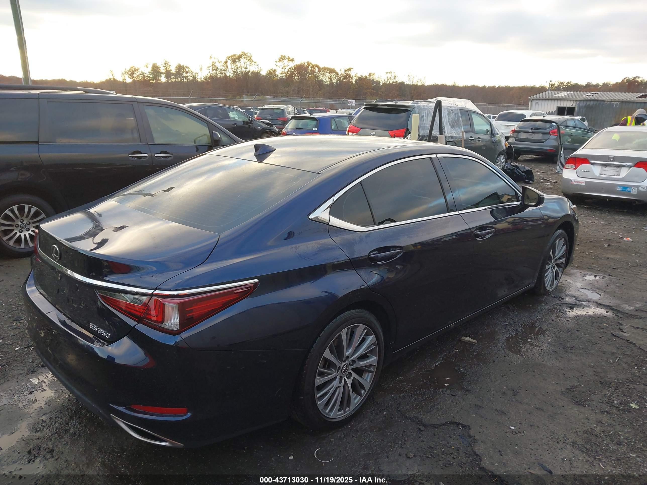 LEXUS ES image 4