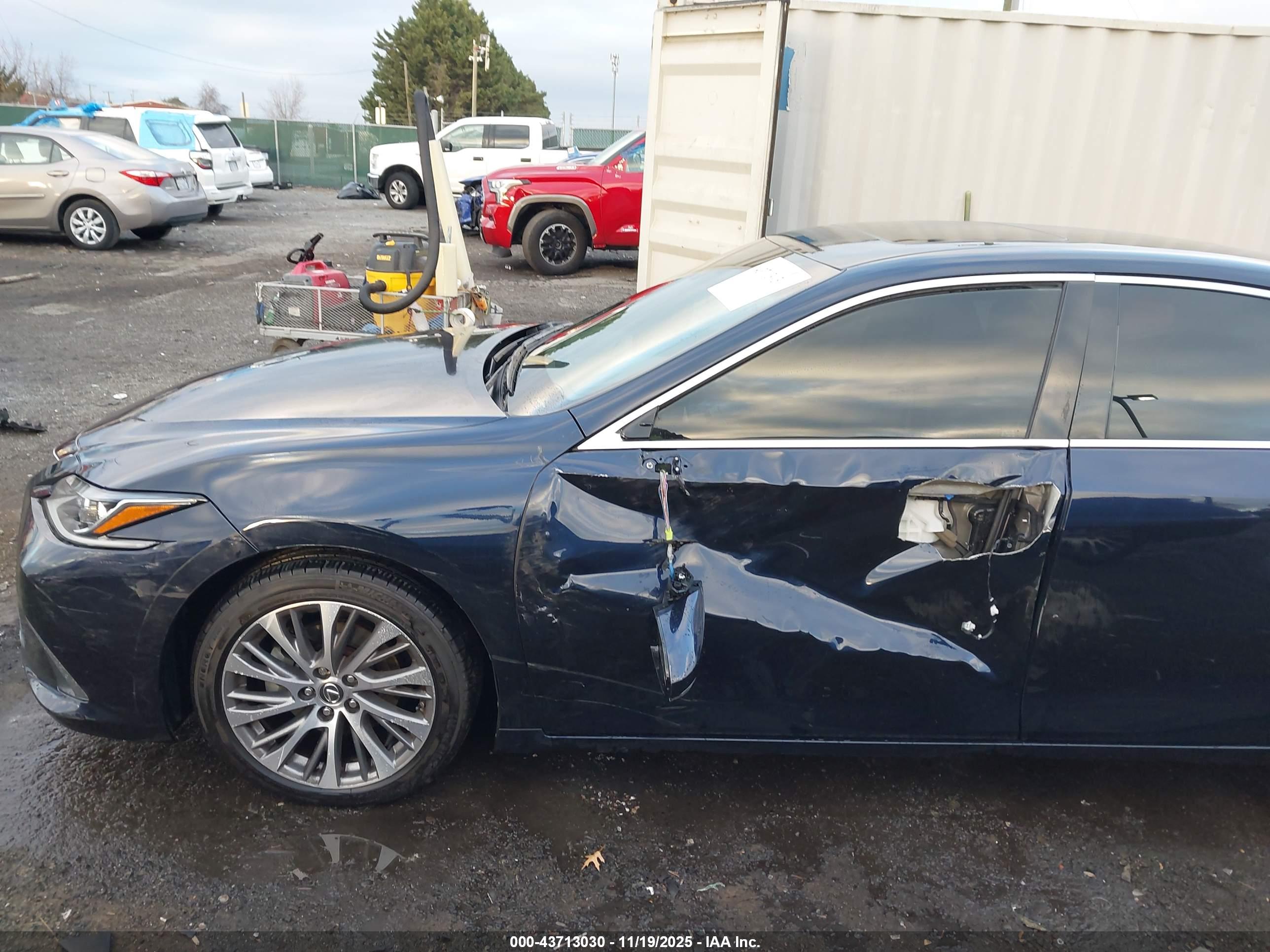 LEXUS ES image 6