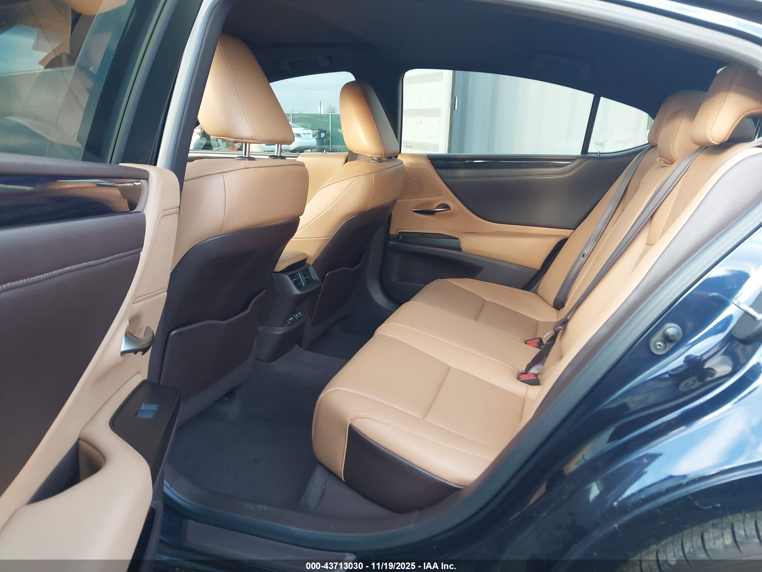 LEXUS ES image 8