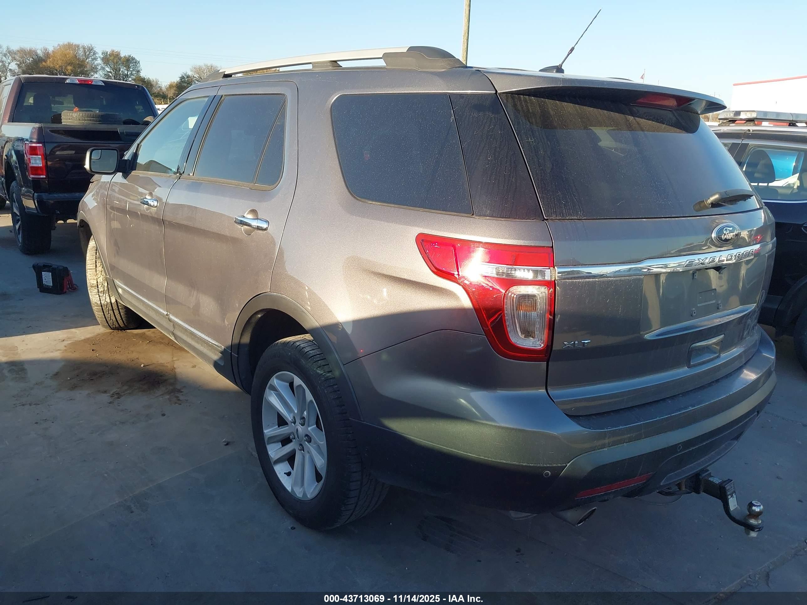 FORD EXPLORER image 3