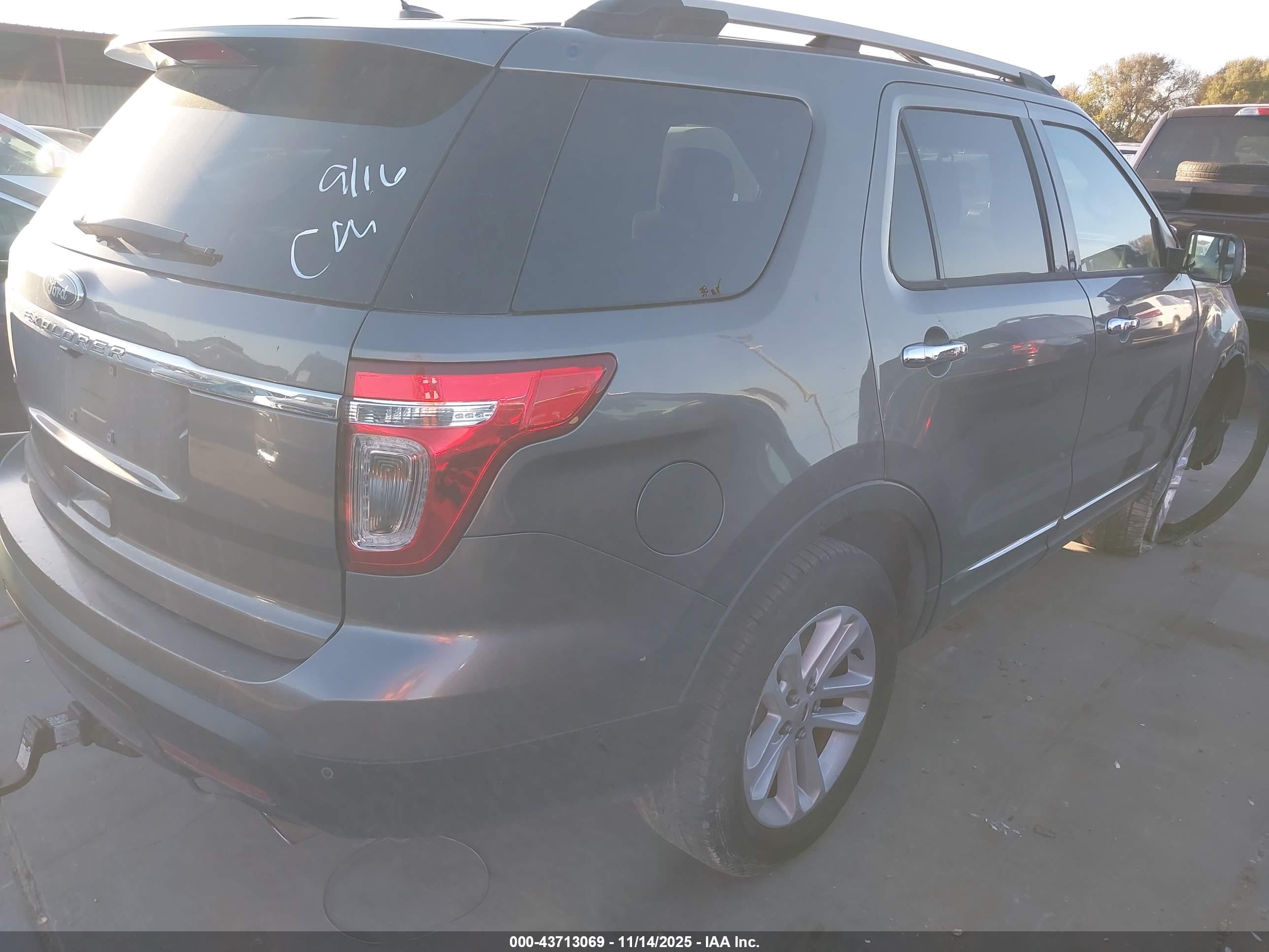 FORD EXPLORER image 4