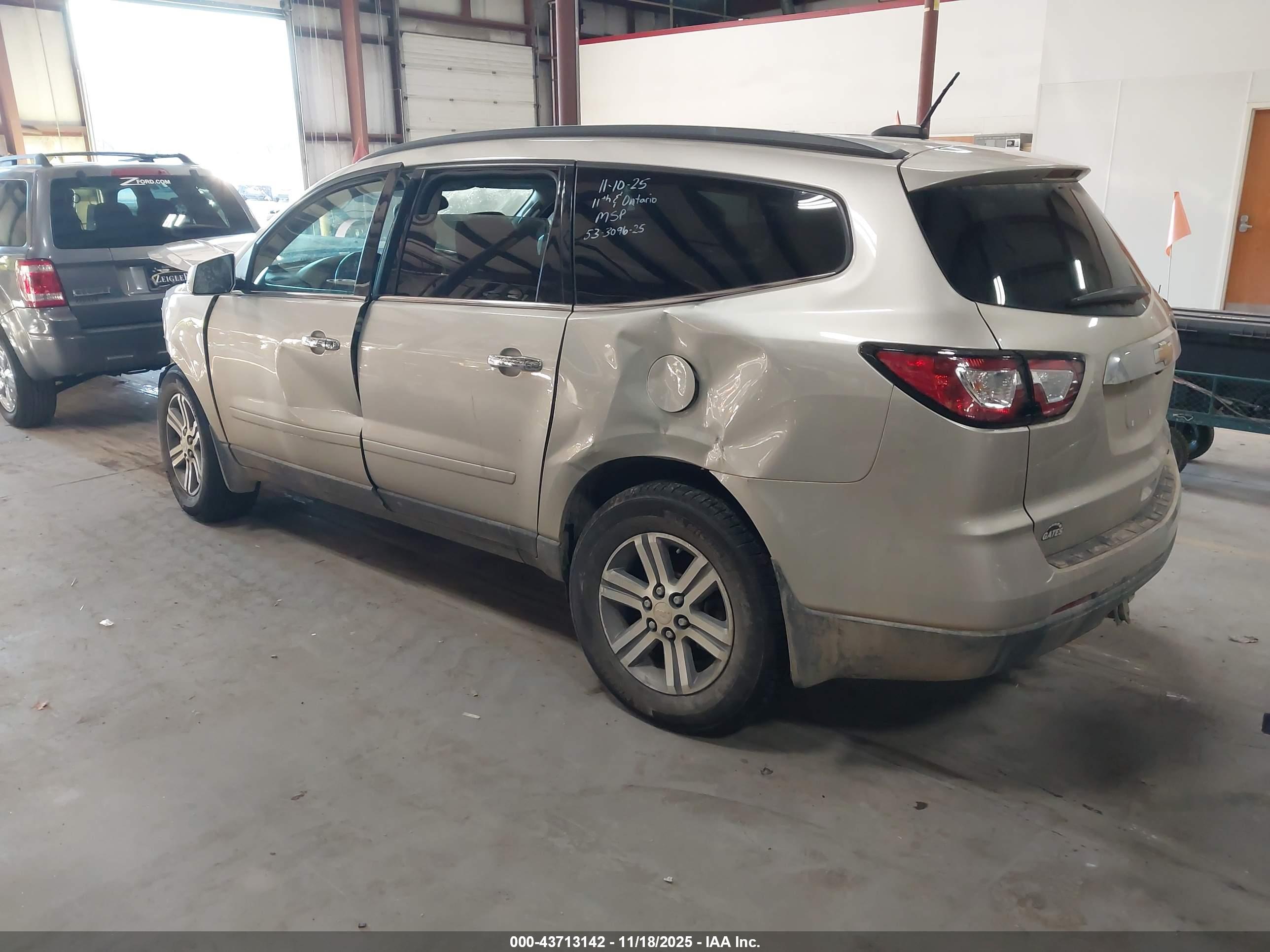 CHEVROLET TRAVERSE image 3