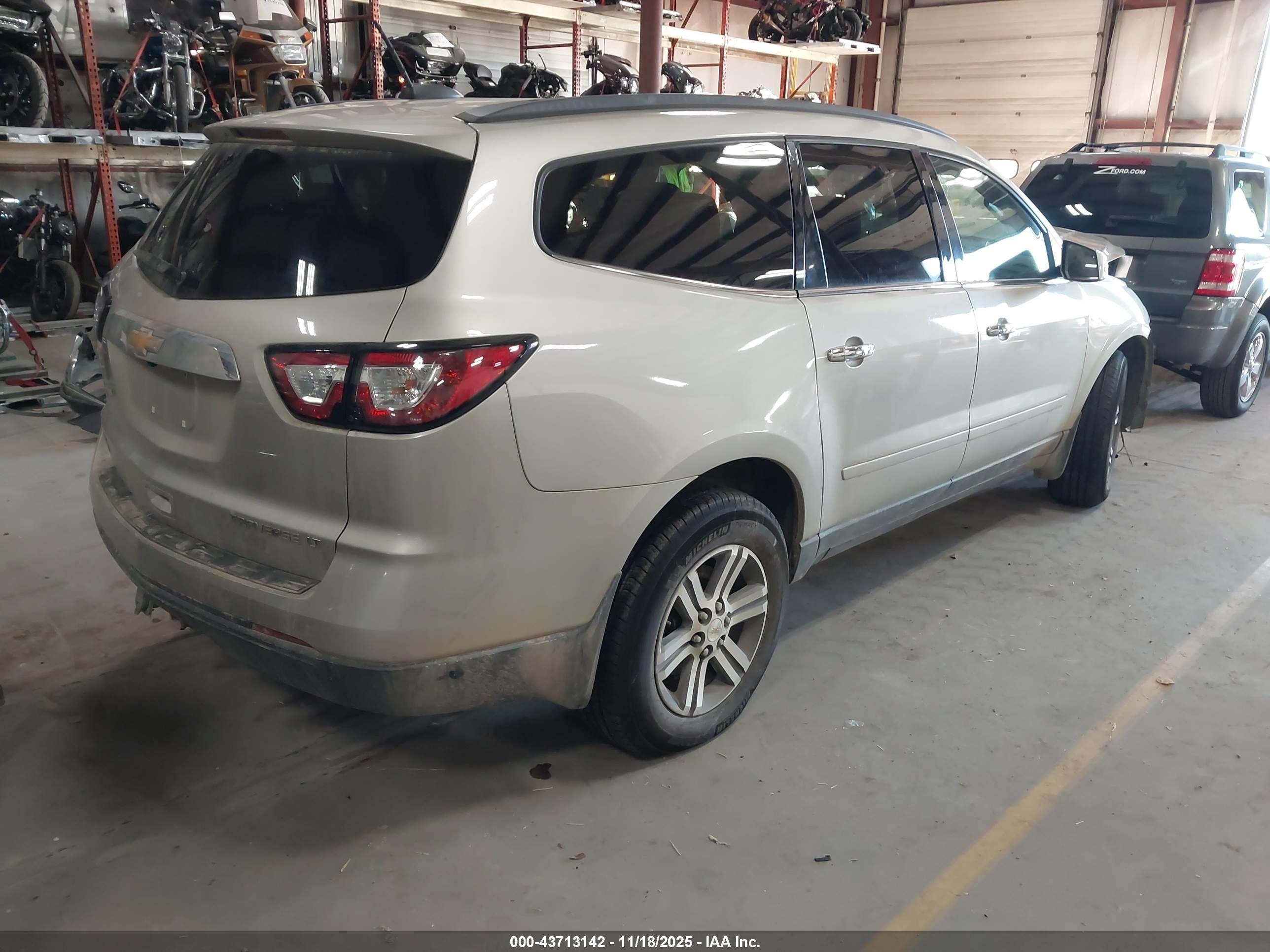 CHEVROLET TRAVERSE image 4