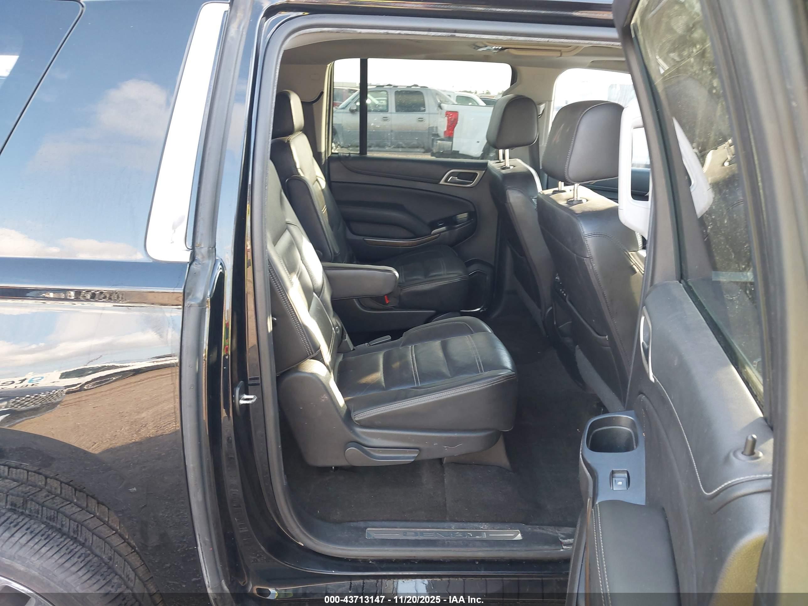 GMC YUKON image 8