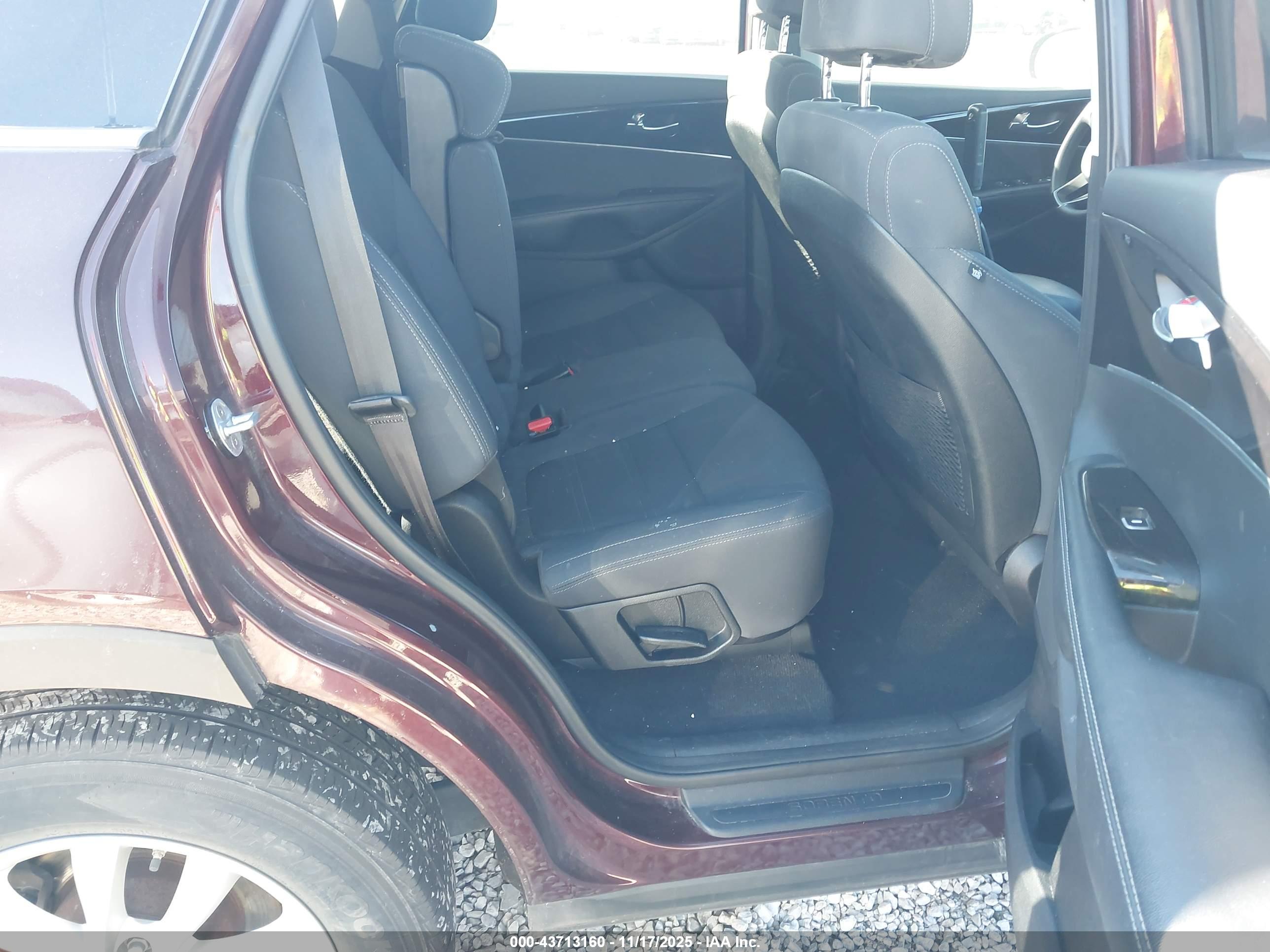 KIA SORENTO image 8