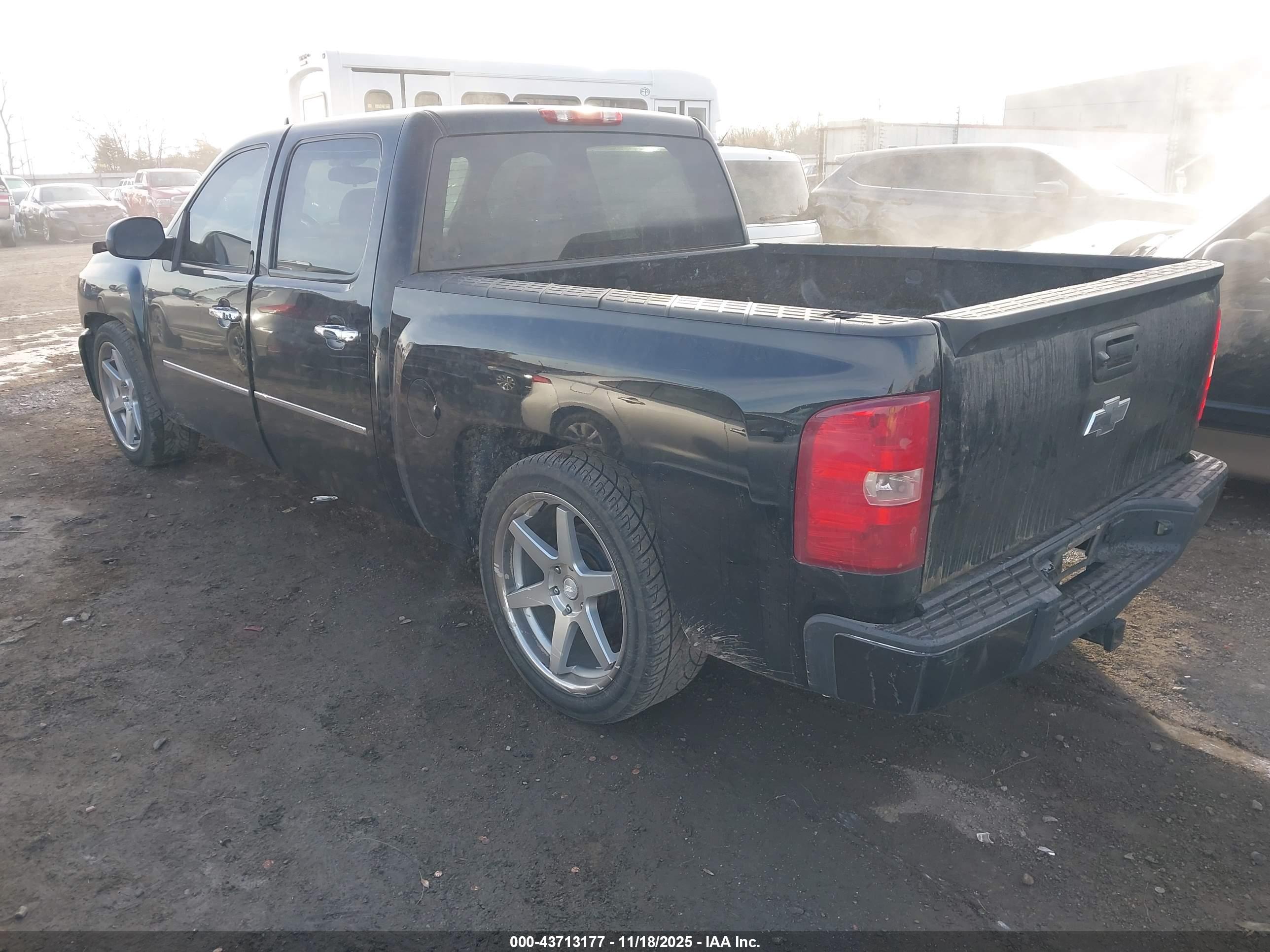CHEVROLET SILVERADO image 3