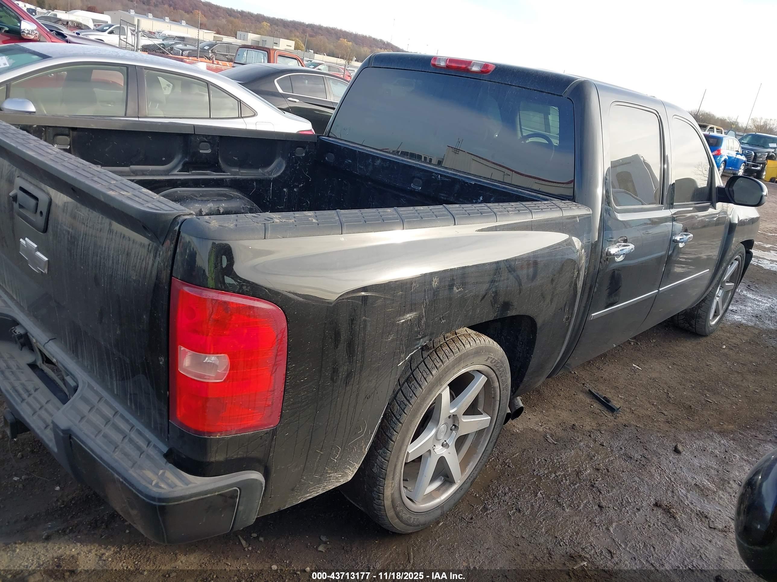 CHEVROLET SILVERADO image 4