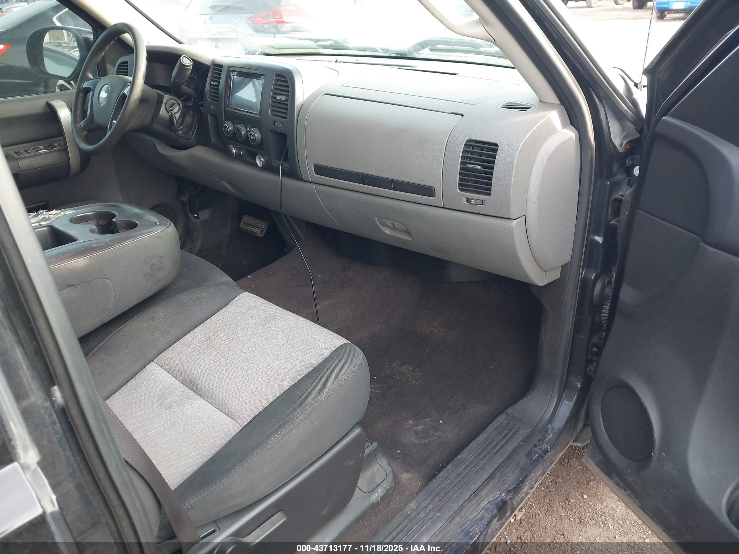 CHEVROLET SILVERADO image 5